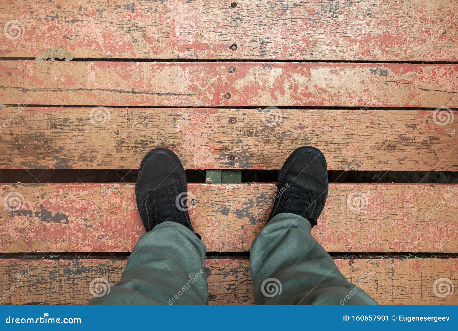 Мужские ноги в кроссовках стоят на полу Стоковое Изображение - изображение насчитывающей вымощать, обувь: 160657901