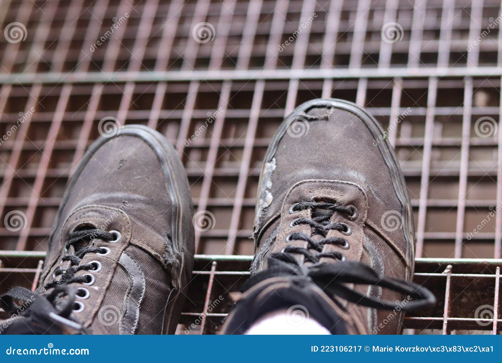 мужские порванные удобные кроссовки с промышленной текстурой на заднем плане Стоковое Изображение - изображение насчитывающей скульптура, люди: 223106217