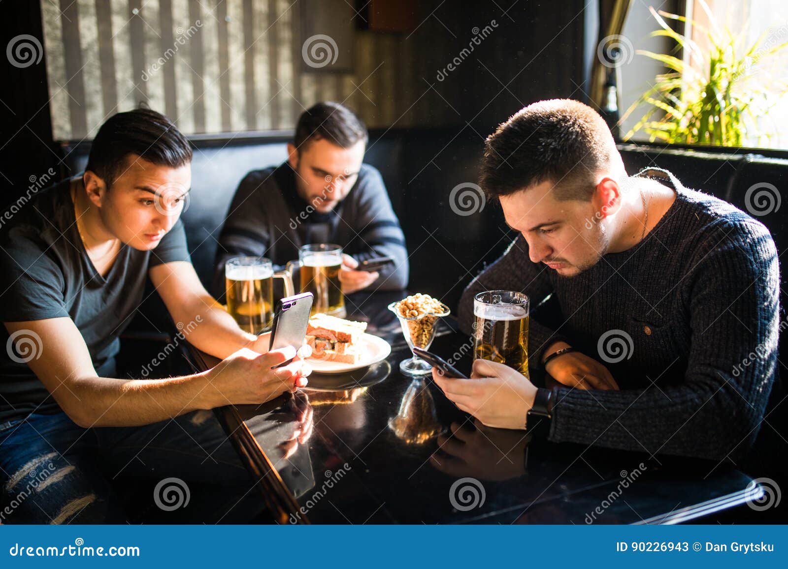 Что пьют в баре. Друзья сидят в баре. Пьет пиво за столом. Сидящие люди пьют пиво бар. Сидим в баре пьем.