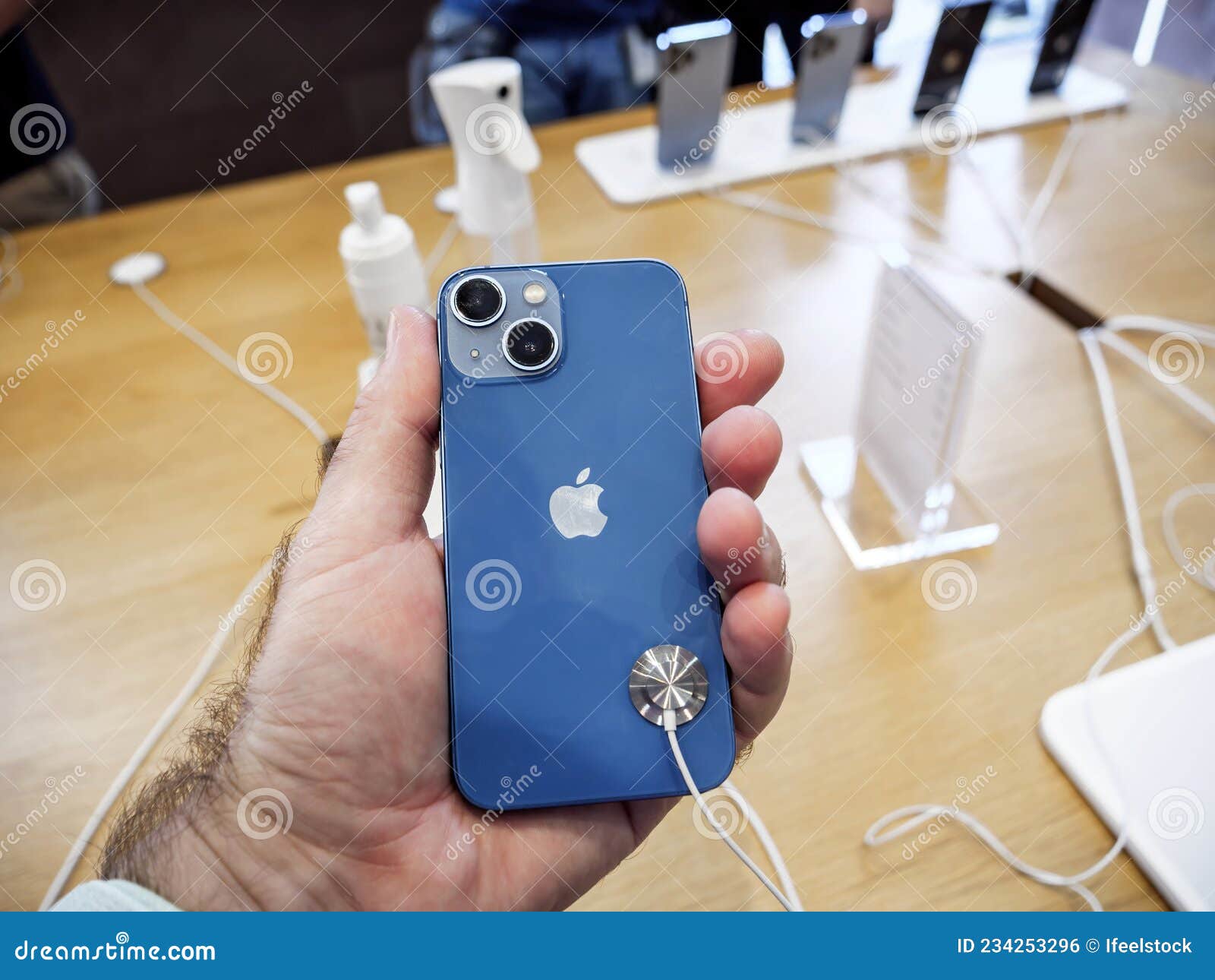 мужские руки держат последние яблочные компьютеры Iphone 13 с двумя  камерами Редакционное Фото - изображение насчитывающей ремонтировать,  технология: 234253296