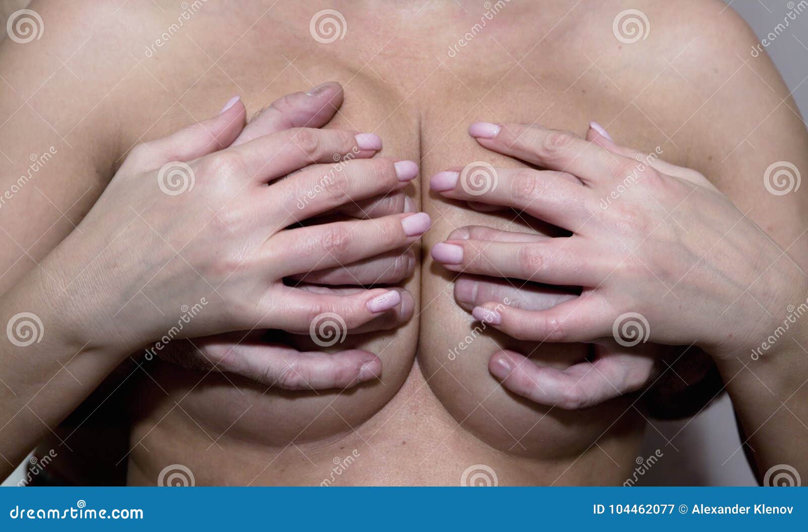 сжал грудь жены фото 27