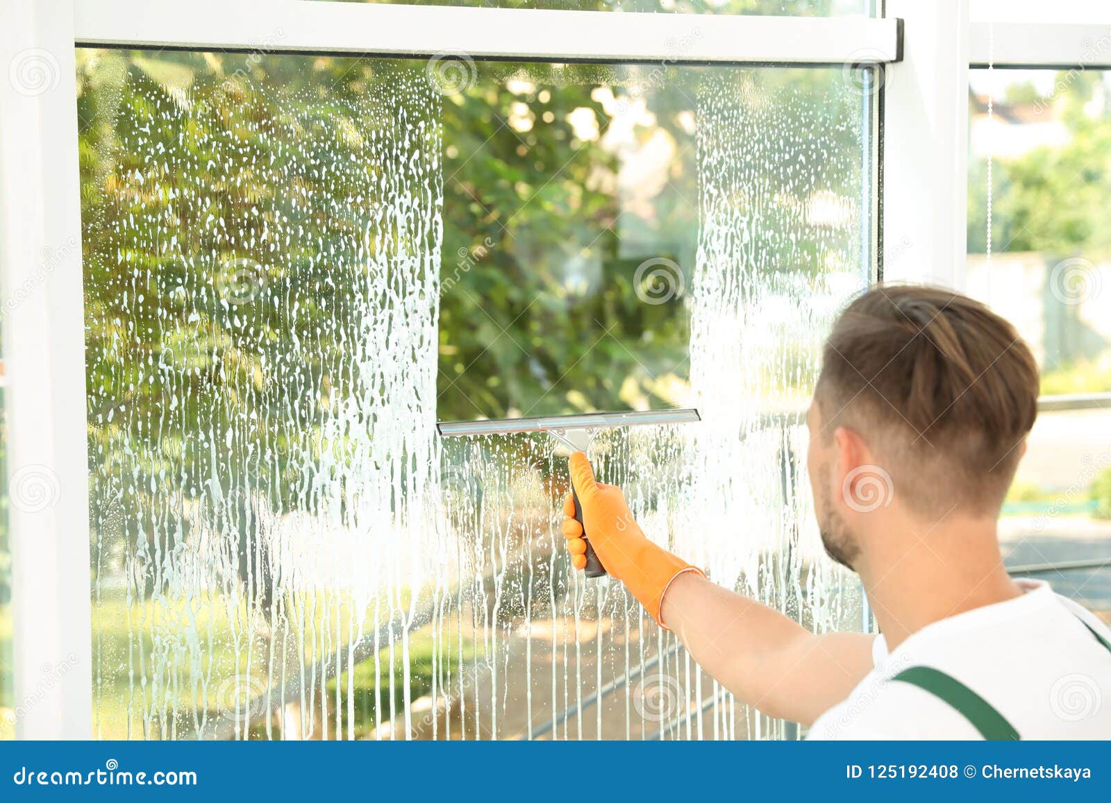Чистка окон стекол проводится. Звук мытья окон. Мытье окон чаем. Мужчина моющий окно. Мытье окон шлангом.