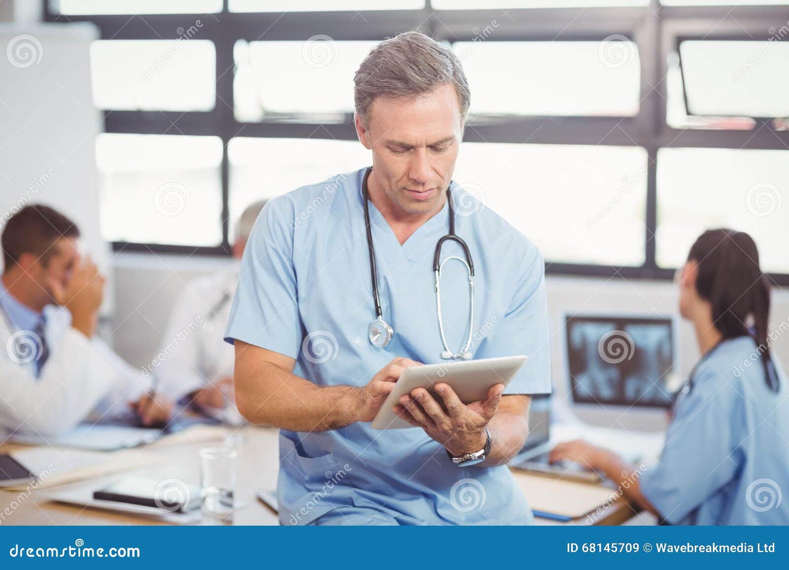 Врач 1 уровня. Медик с планшетом. Врач мужчина с планшетом. Врач будущего. Фото врача с планшетом.