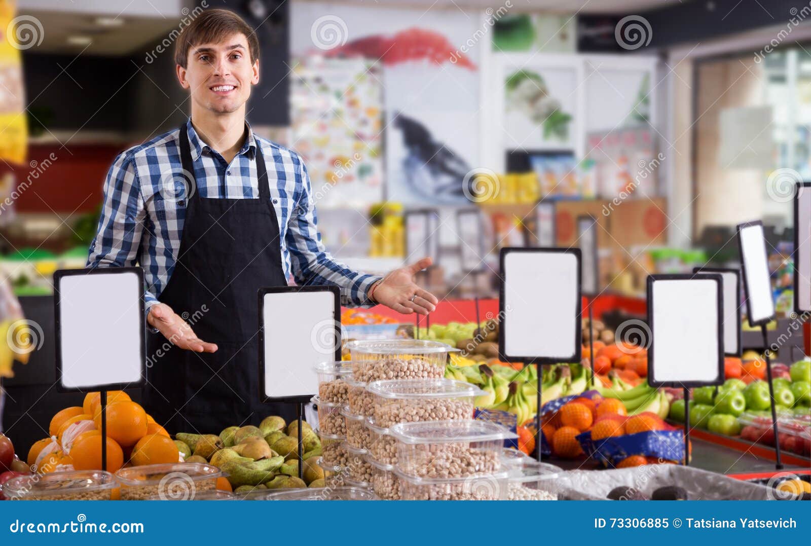 Москва продавец фруктов. Продавец фруктов. Продавец фруктов мужчина. Парень продавец в магазине фрукты фото. Продавец мужчина фото.
