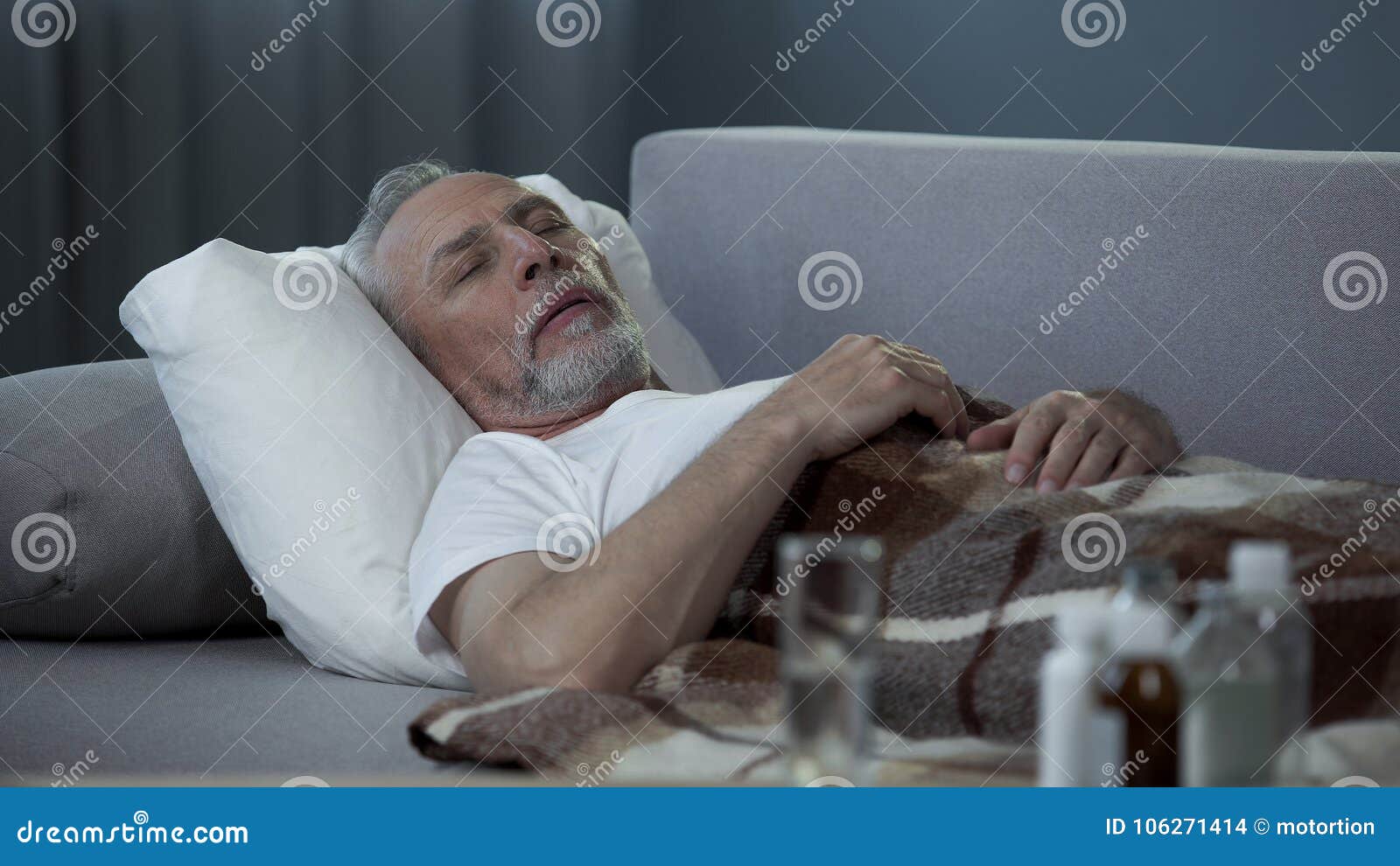 Сон мужчина болен. Больной пожилой в кровати. Больной мужчина.