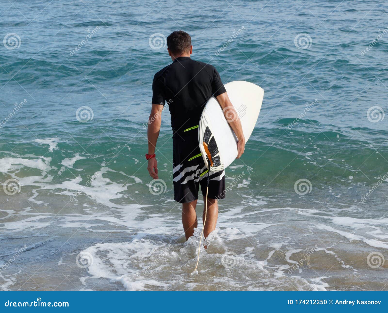 Мужчина в купальнике в воду с серфинга. Стоковое Фото - изображение  насчитывающей отважно, всадник: 174212250