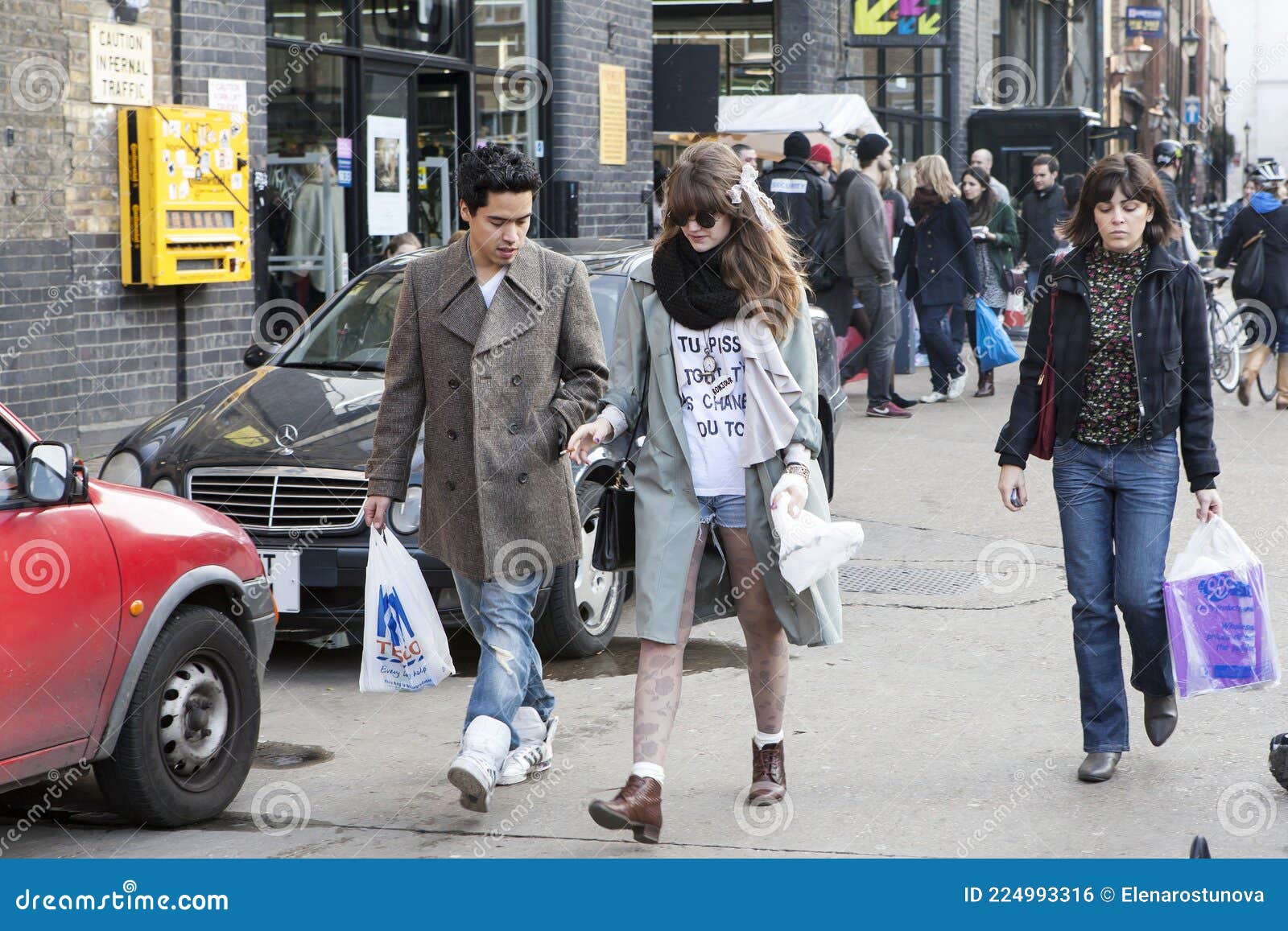 мужчина в сером пальто, девушка в коротких шортах и с простыми колготками ходят по кирпичному переулку в воскресенье Редакционное Фото - изображение насчитывающей еда, зодчества: 224993316