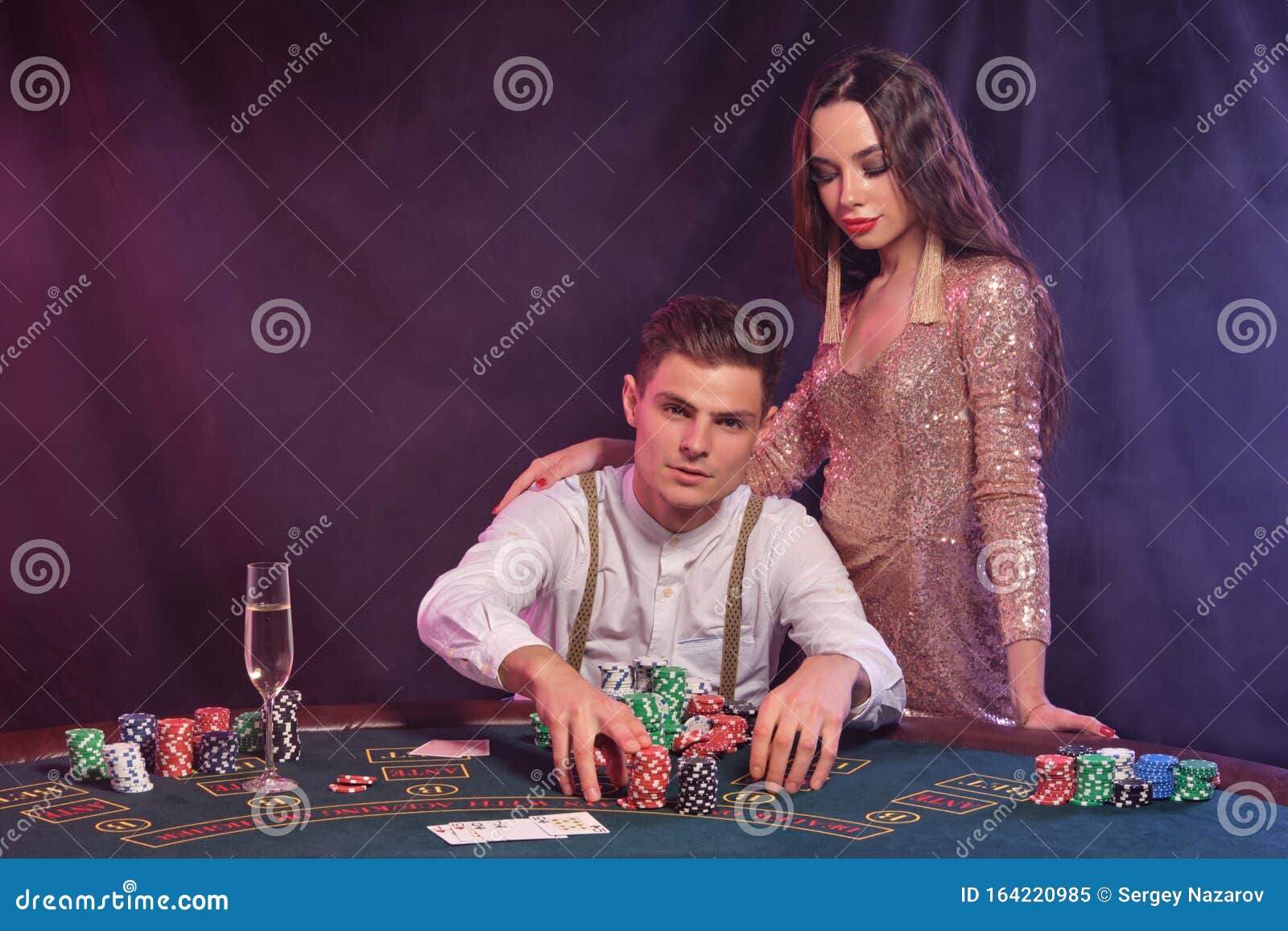 Мужчина играет в казино лига ставок аккаунт