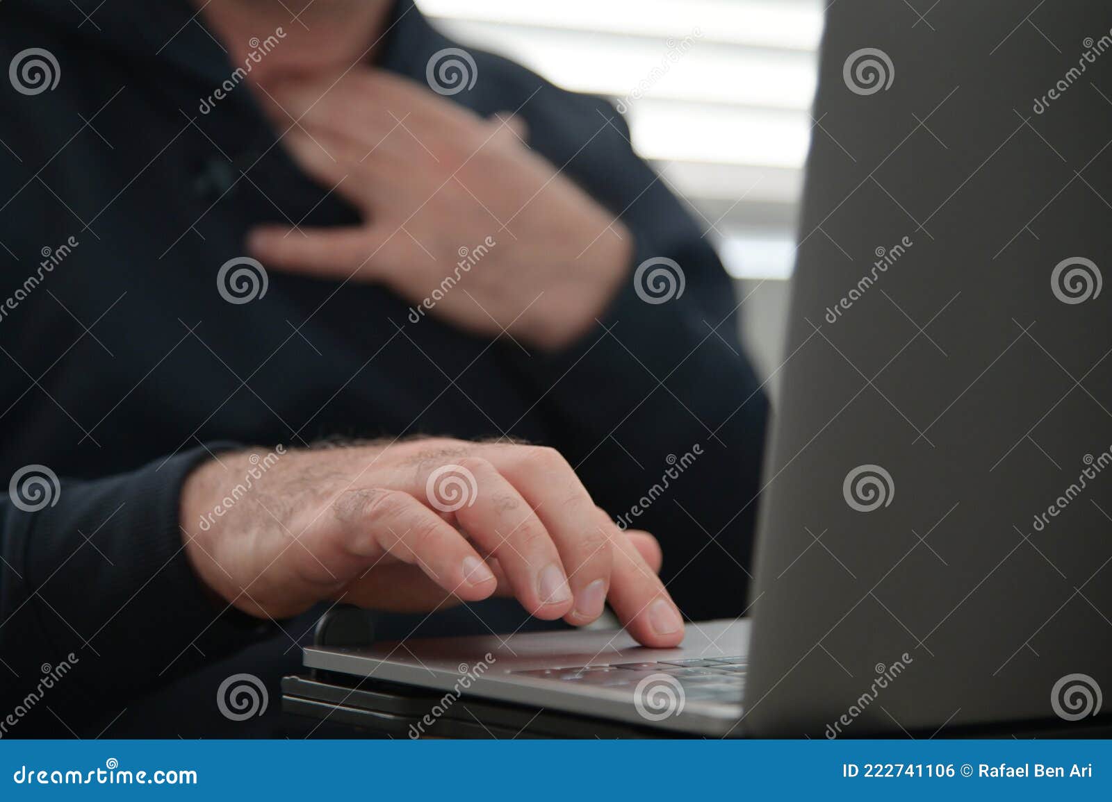 мужчина смотрит порно на ноутбуке Стоковое Фото - изображение насчитывающей  умственно, самомоднейше: 222741106