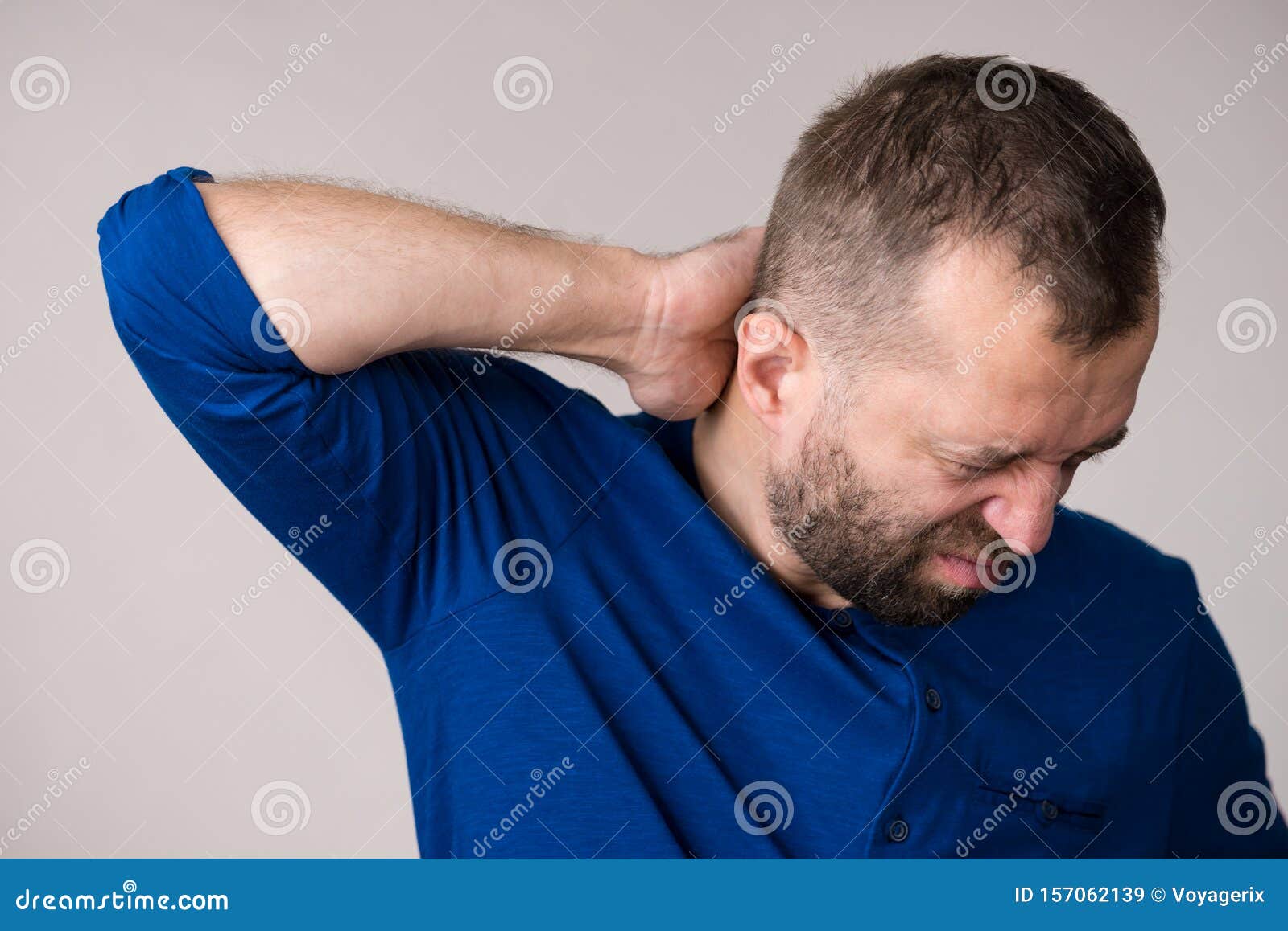 парень думал что у него болит шея