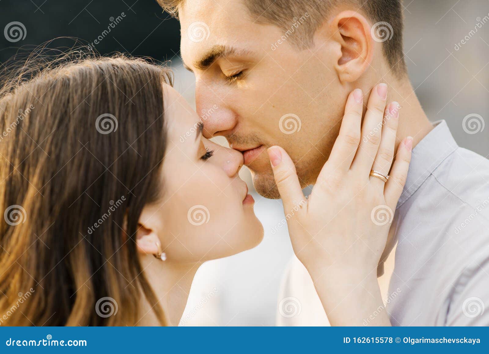 У меня есть теория поцелуя. Парень и девушка нос к носу. Поцелуй в носик. Целует руку. Парень целует девушку в носик.