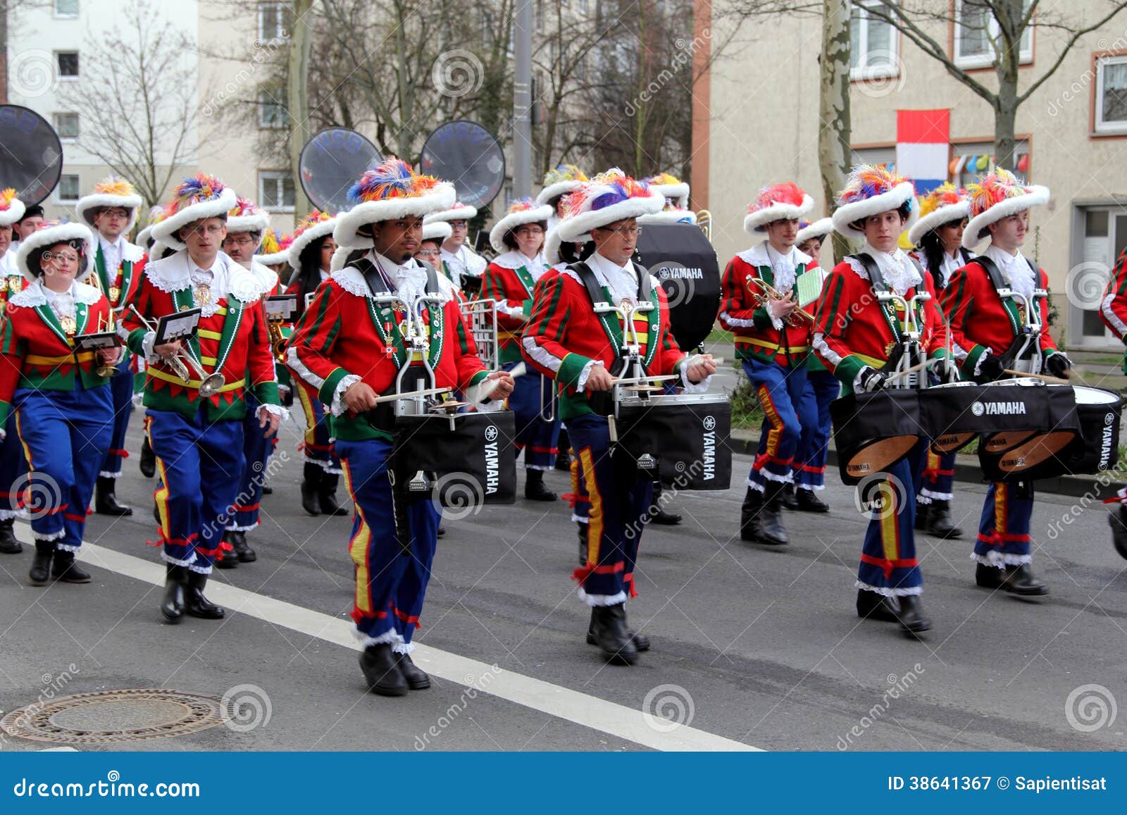 Have street parades. Парад музыкантов в Германии. Стрит парад. Музыканты на карнавале. Картинки уличные парады.