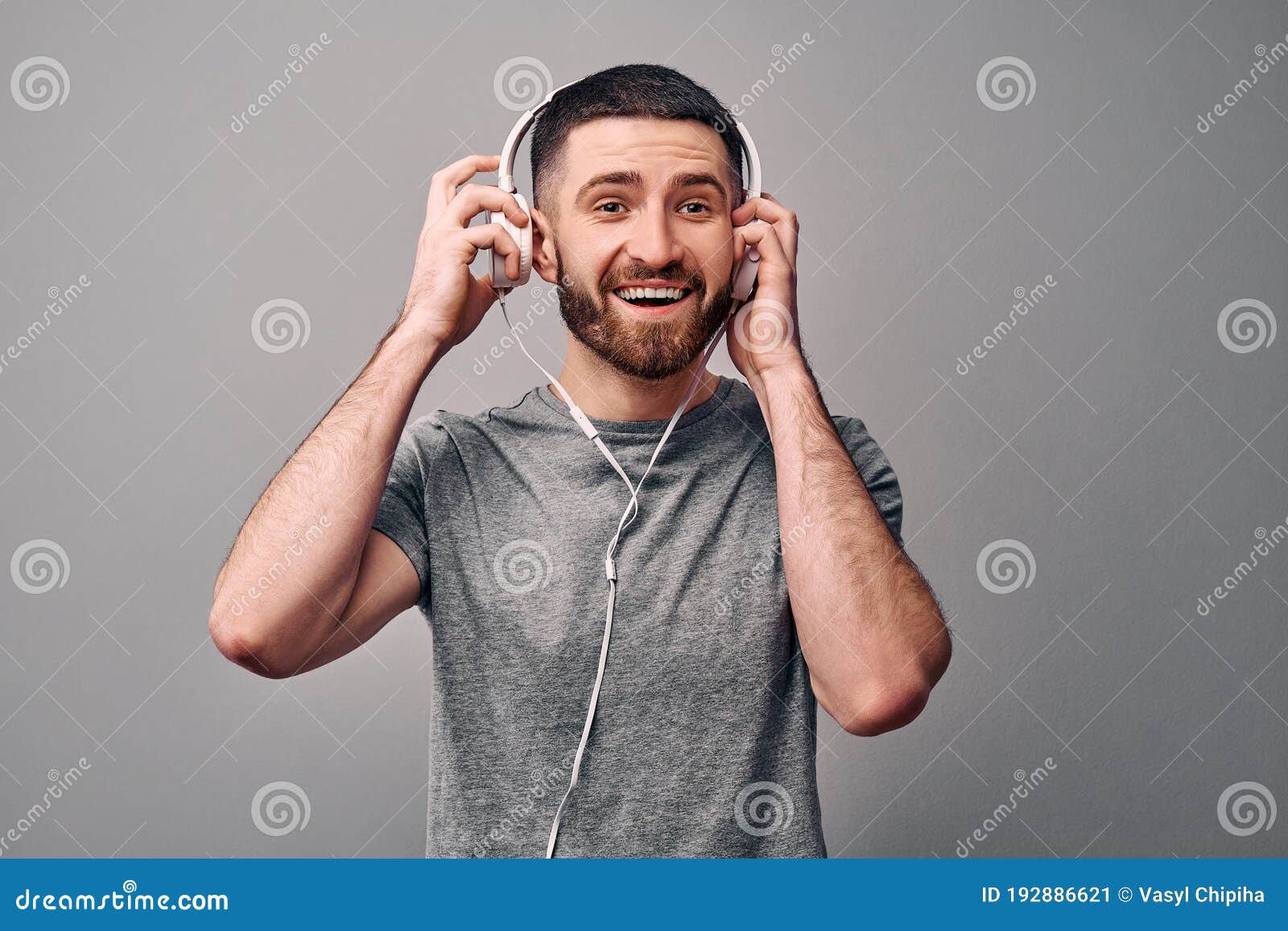 Музыка в моей жизни. Молодой красивый человек слушает музыку в наушниках улыбается и пользуется. Смешные эмоции в прямом эфире Стоковое Изображение - изображение насчитывающей средства, жизнерадостно: 192886621