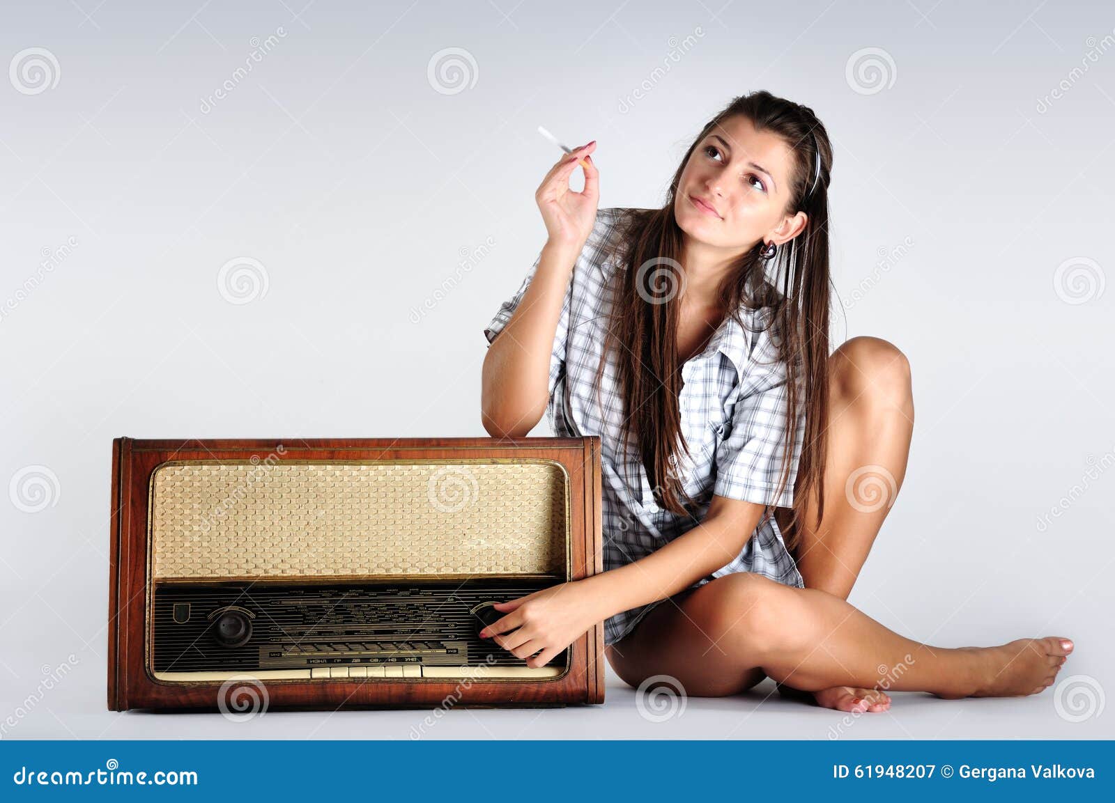 Слушать девочка милашка а в руках. Девушка с радиоприемником. Девка с радиоприёмником. Девушка слушает радиоприемник. Человек с радиоприемником.