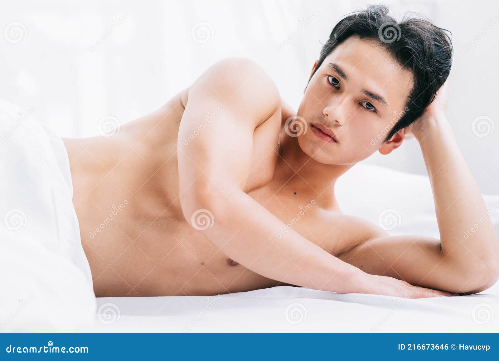 голый мужчина лежит картинка