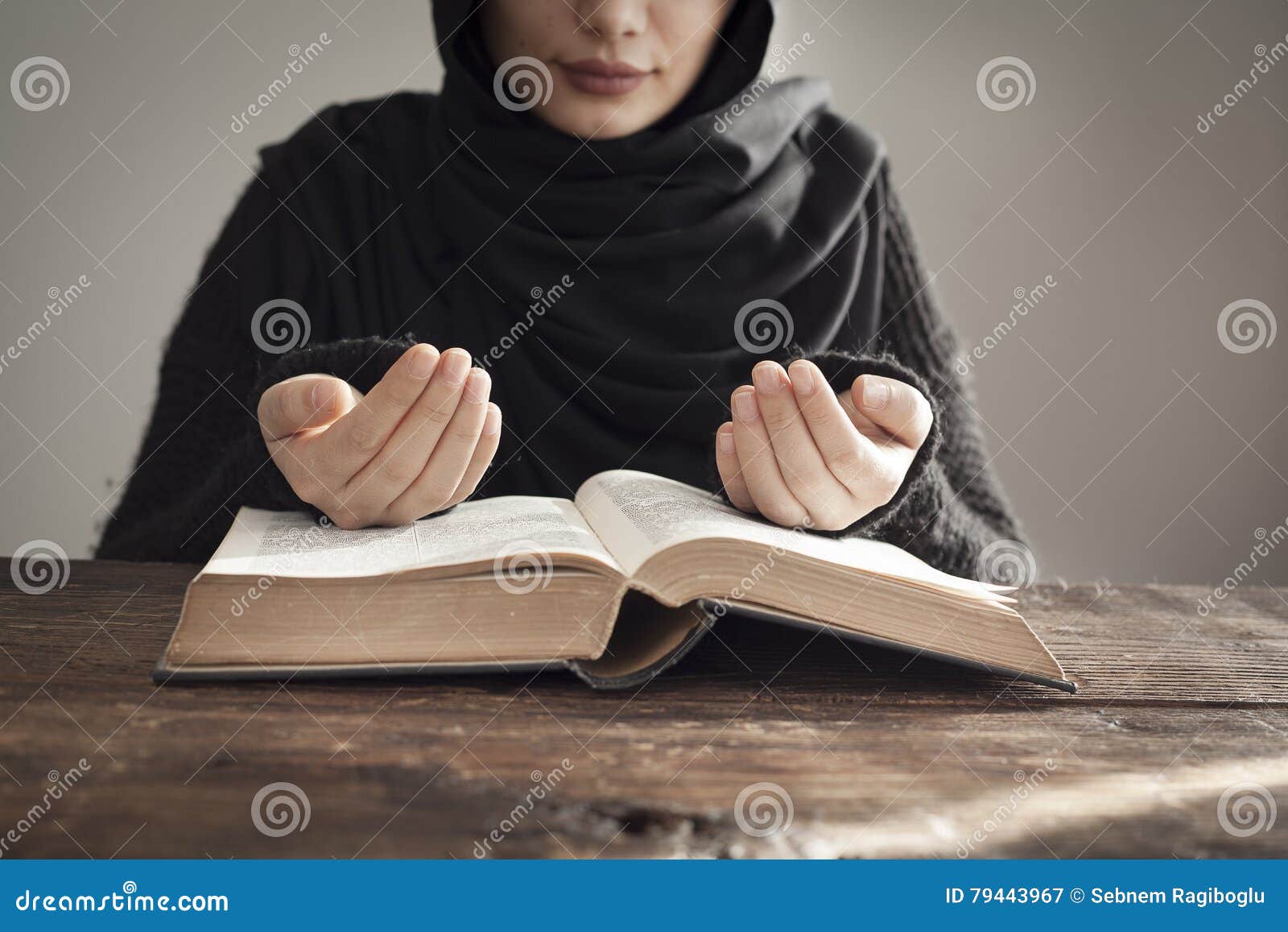 Книга бывшего мусульманина. Девушка читает Коран. Мусульманка читает. Мусульманки с книгой Коран. Мусульманская женщина читает Коран.