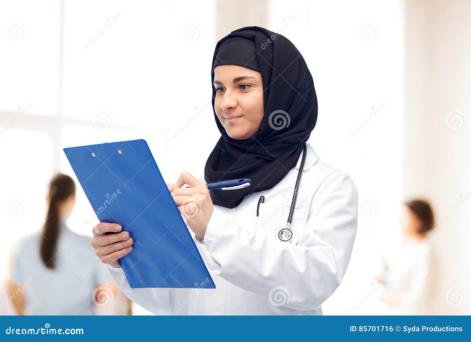 Врач мусульман. Врач в хиджабе. Женщина мусульманка врач. Мусульманка женщина и медицина. Хиджаб в больнице.