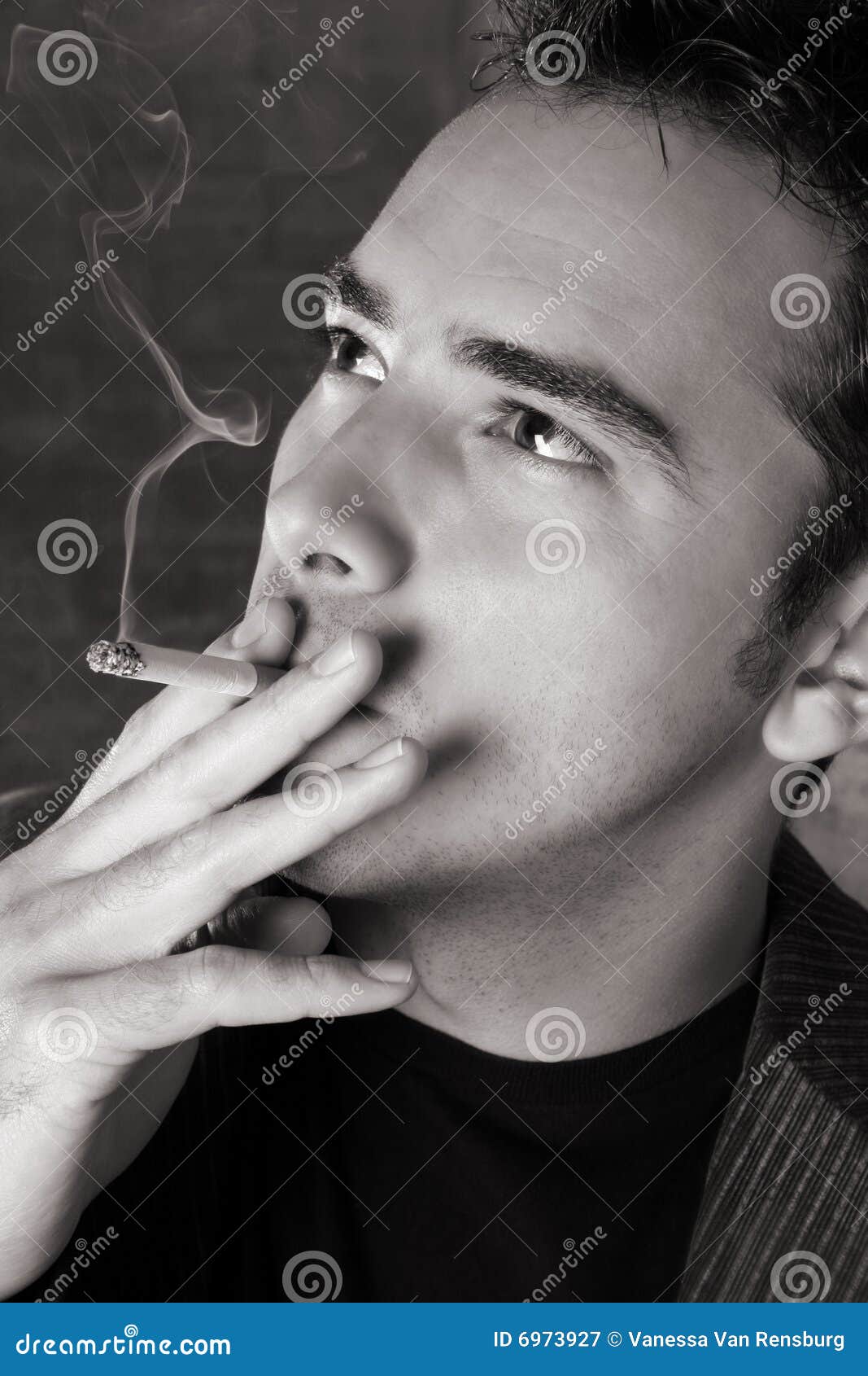 Муж курит в квартире. Парень курит. Мужик с сигаретой. Парень курит сигарету.