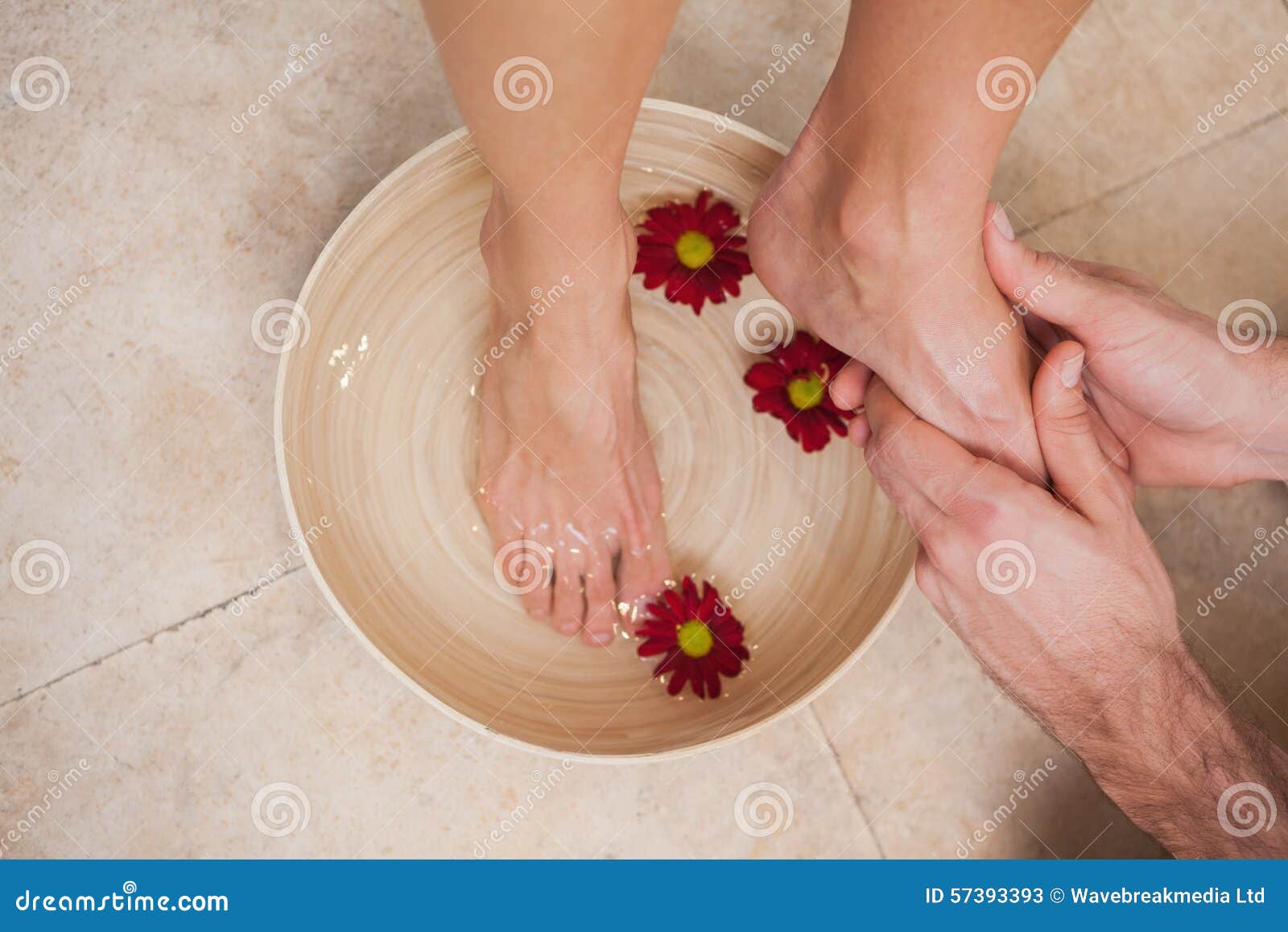 Мыть ноги мужчине. Мытье ног женщине. Женщина моет ноги. Девушка моет ноги.
