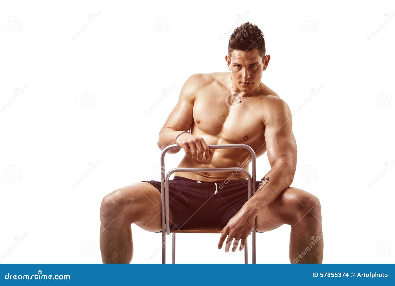 Мужчина сидит раздвинув. Накаченный мужчина сидит. Мускулистый мужчина на стуле. Мужчина сидит торс.