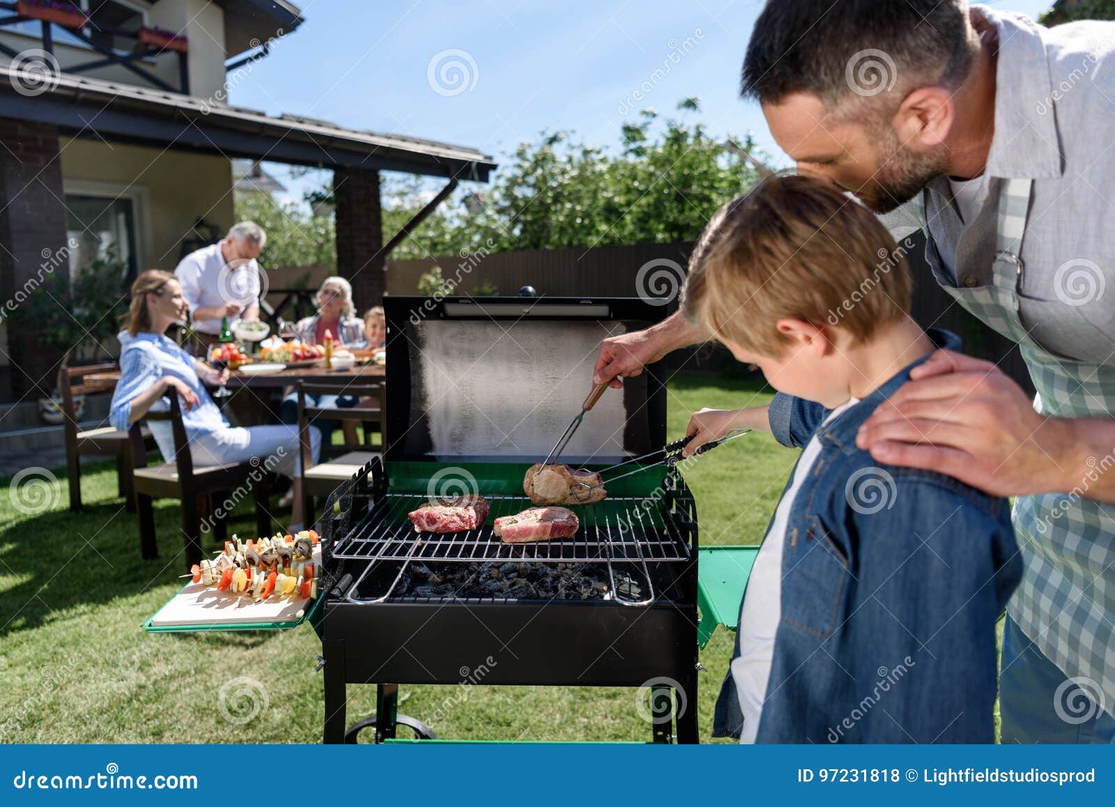 Шашлыки на даче. Шашлыки с семьей на природе. Пикник (барбекю, гриль) кейтеринг. Шашлыки на даче. Барбекю на природе.