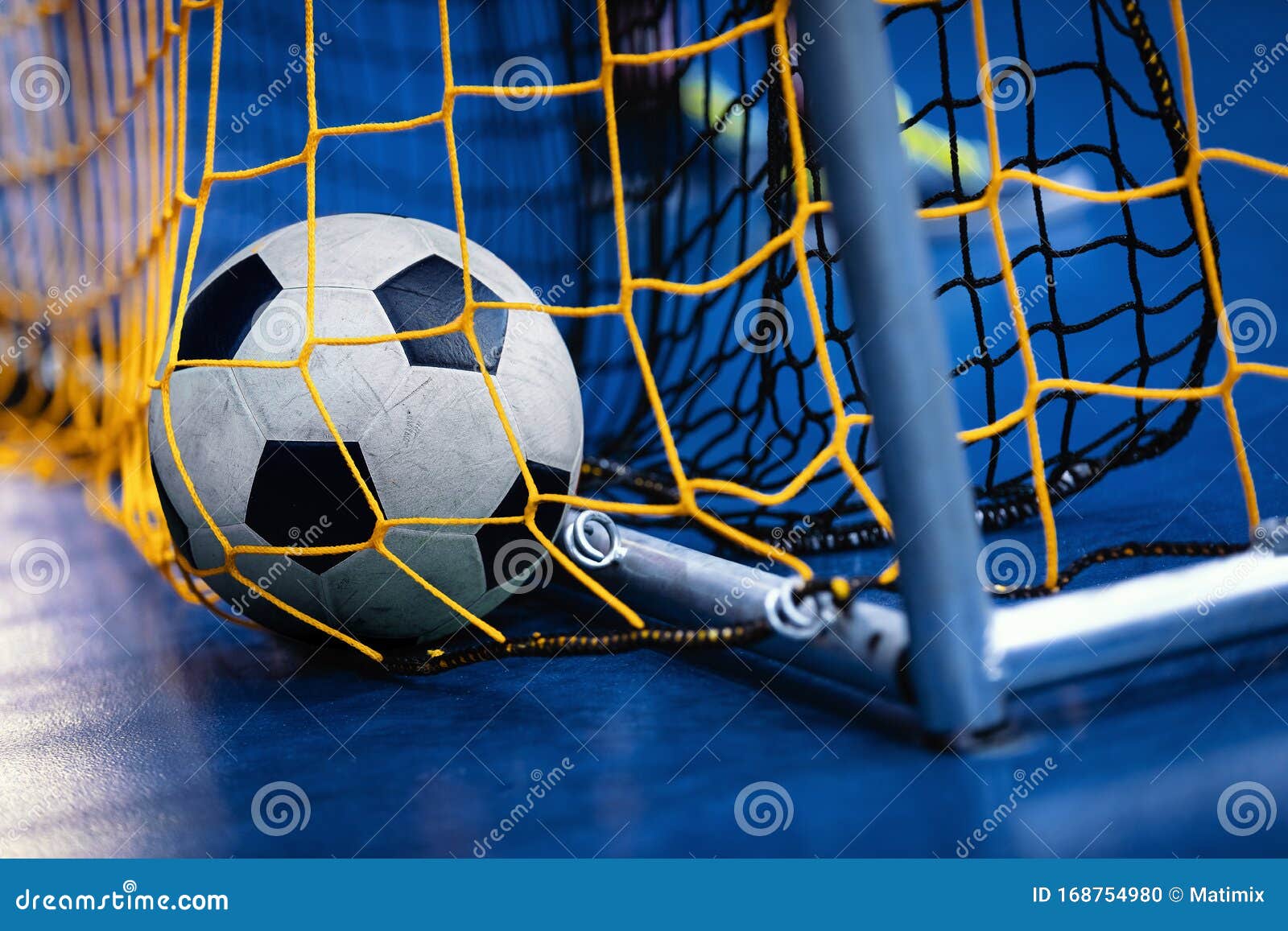 Мяч По мини-футболу в закрытых помещениях футбола на цели с сетью и синим  фоном Крытая фон футбола Стоковое Фото - изображение насчитывающей игра,  отдых: 168754980