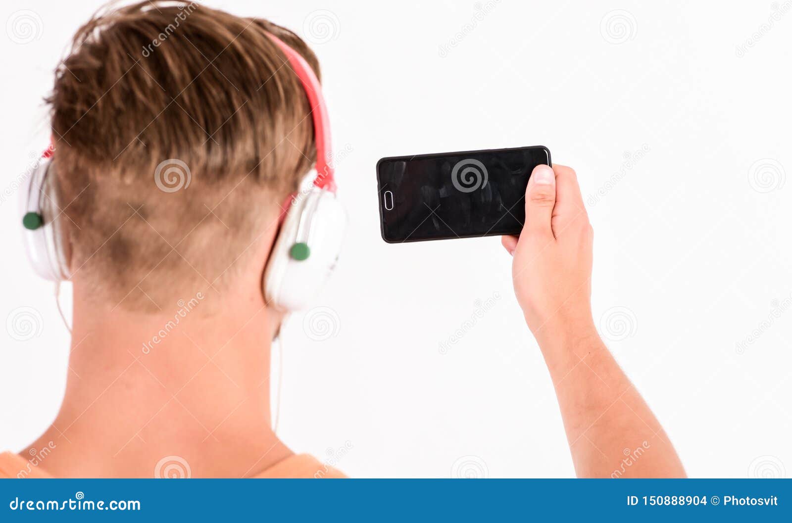 Наблюдая видео Mp3 плеер сексуальный мышечный человек слушать музыка на Mp3  плеере телефона человек с Mp3 плеером по телефону изо Стоковое Фото -  изображение насчитывающей нот, игрок: 150888904
