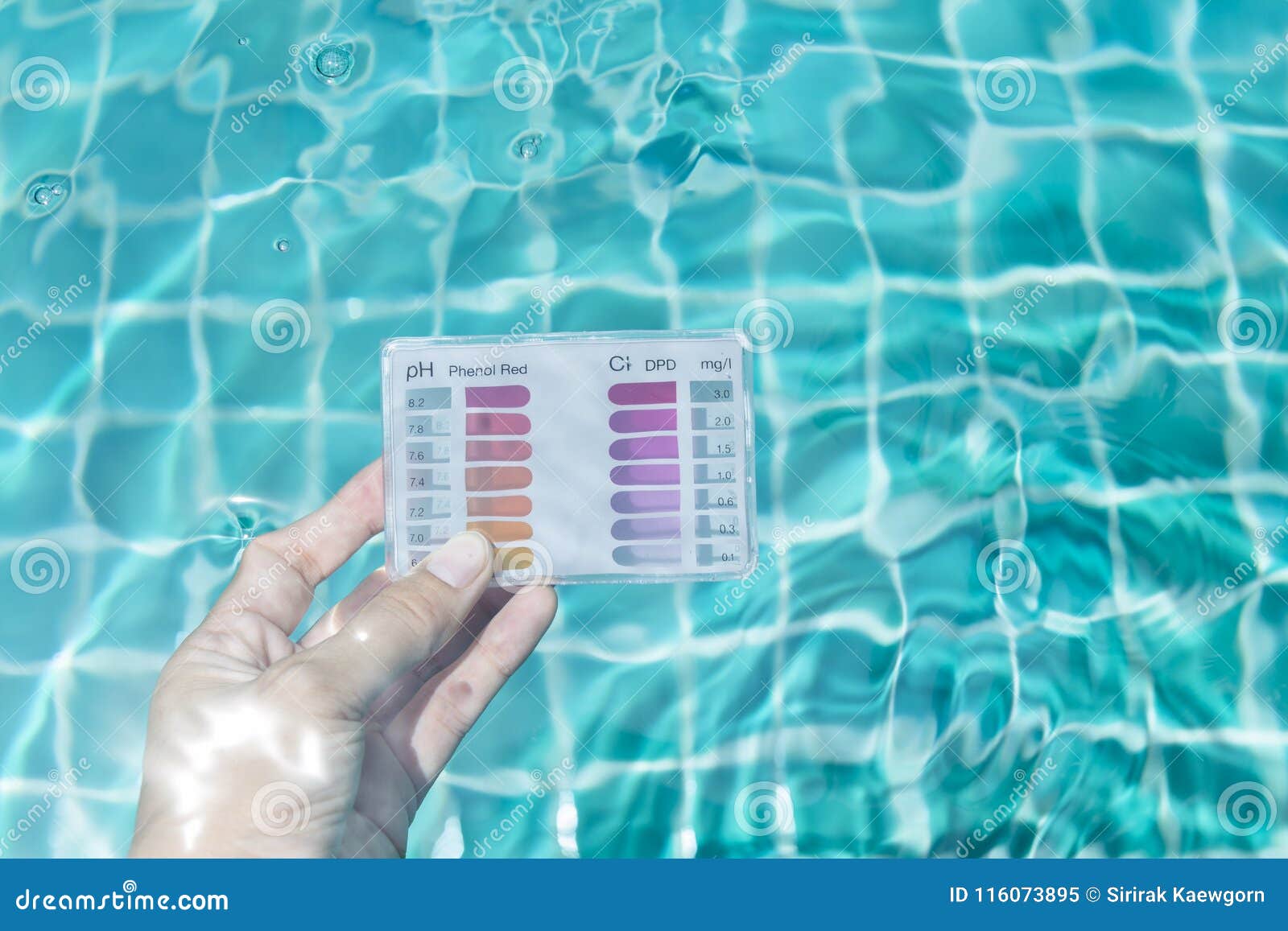 Анализ воды в бассейне. Проба воды в бассейне. Измерение хлора в бассейне. Контроль качества воды в бассейне. PH воды в бассейне.