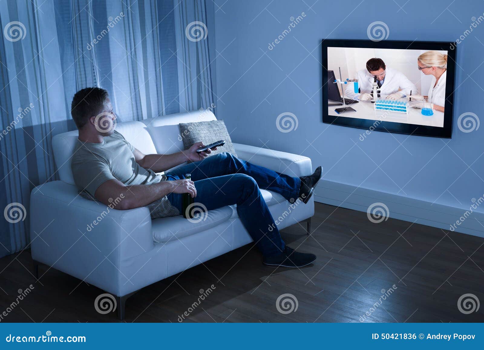 Телевизор сиди дома. Кресло перед телевизором. Человек перед телевизором. Человек сидит перед телевизором. Человек на диване перед телевизором.