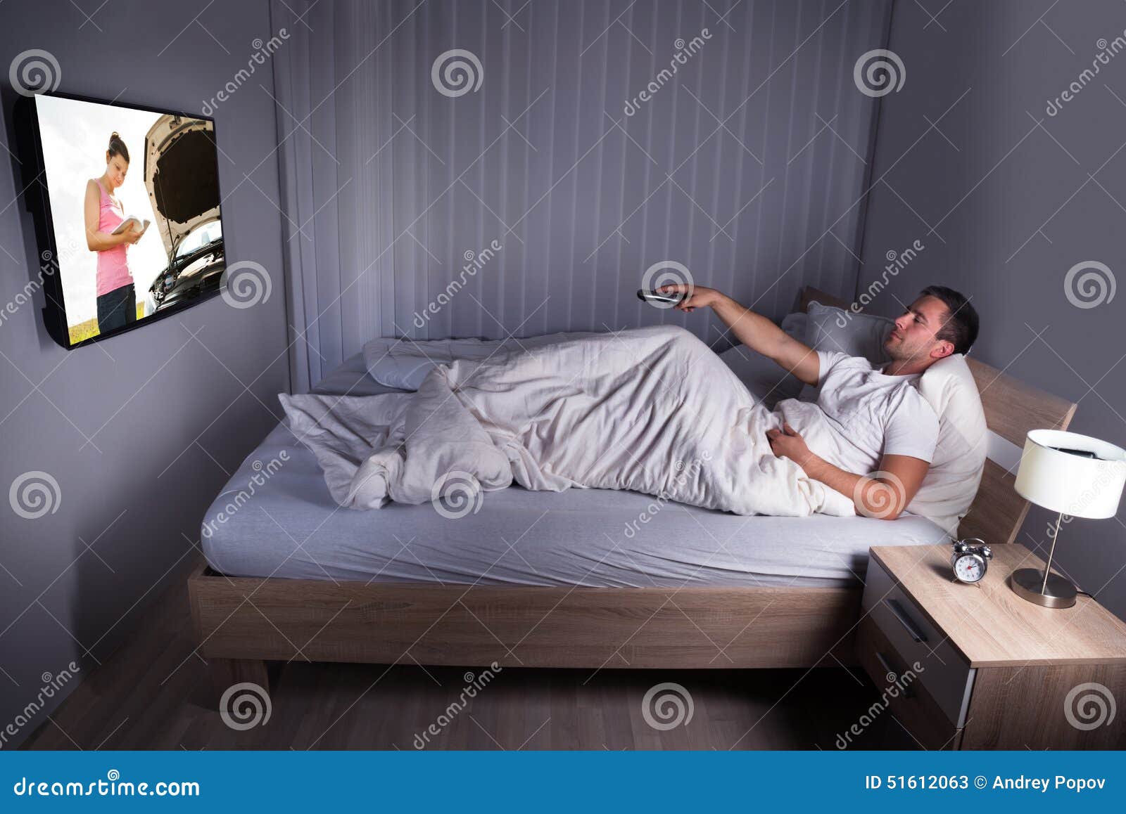 В спальне перед телевизором. Человек перед телевизором. Кровать с телевизором. Люди в спальне. Телевизор перед кроватью.