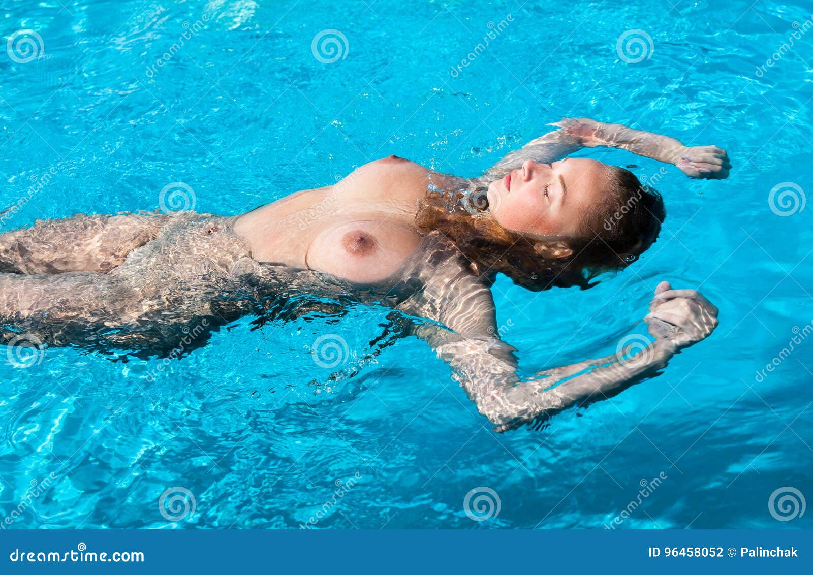 Femme nue à la piscine