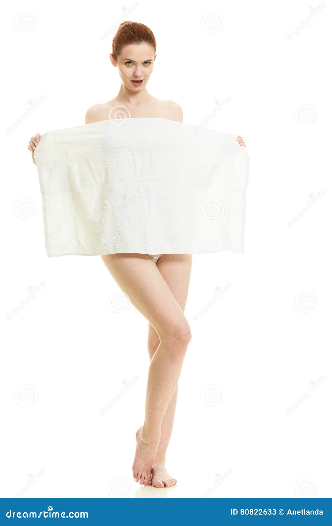 Ходит в полотенце. Прикрылась полотенцем. Девушка прикрывается. Женщина прикрывается полотенцем.