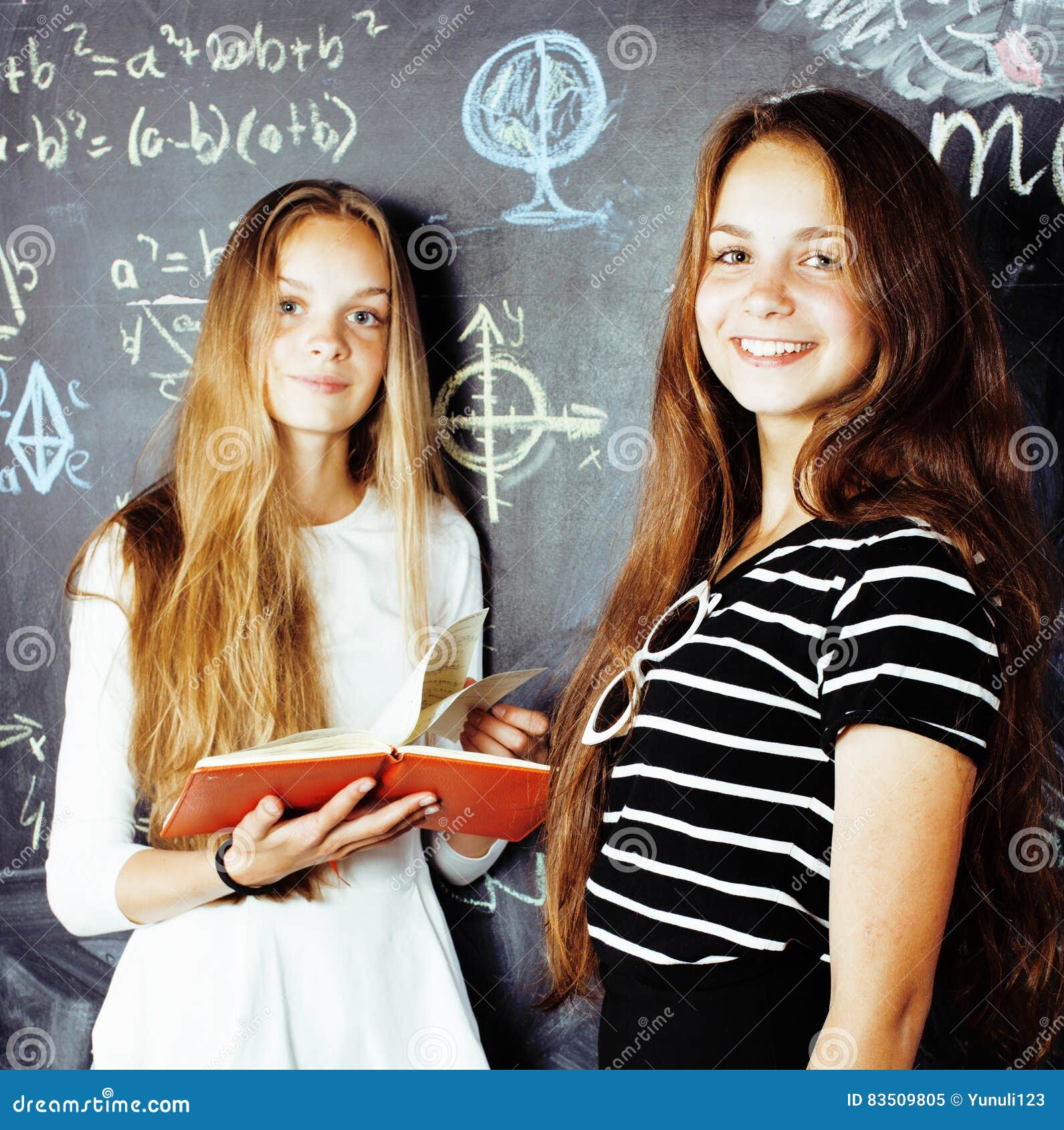 Школьная форма для девочек эстетика. Девочки 7 класса пришли. Девочки 7 класса пришли. Фотосессия выпускников школы. Красивые школьницы 7 класс.