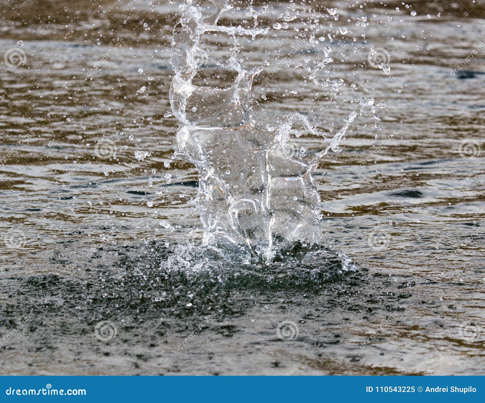 Падение камня в воду. Брызги на воде от камня. Всплеск воды от камня. Камень упал в воду. Падение в воду брызги.