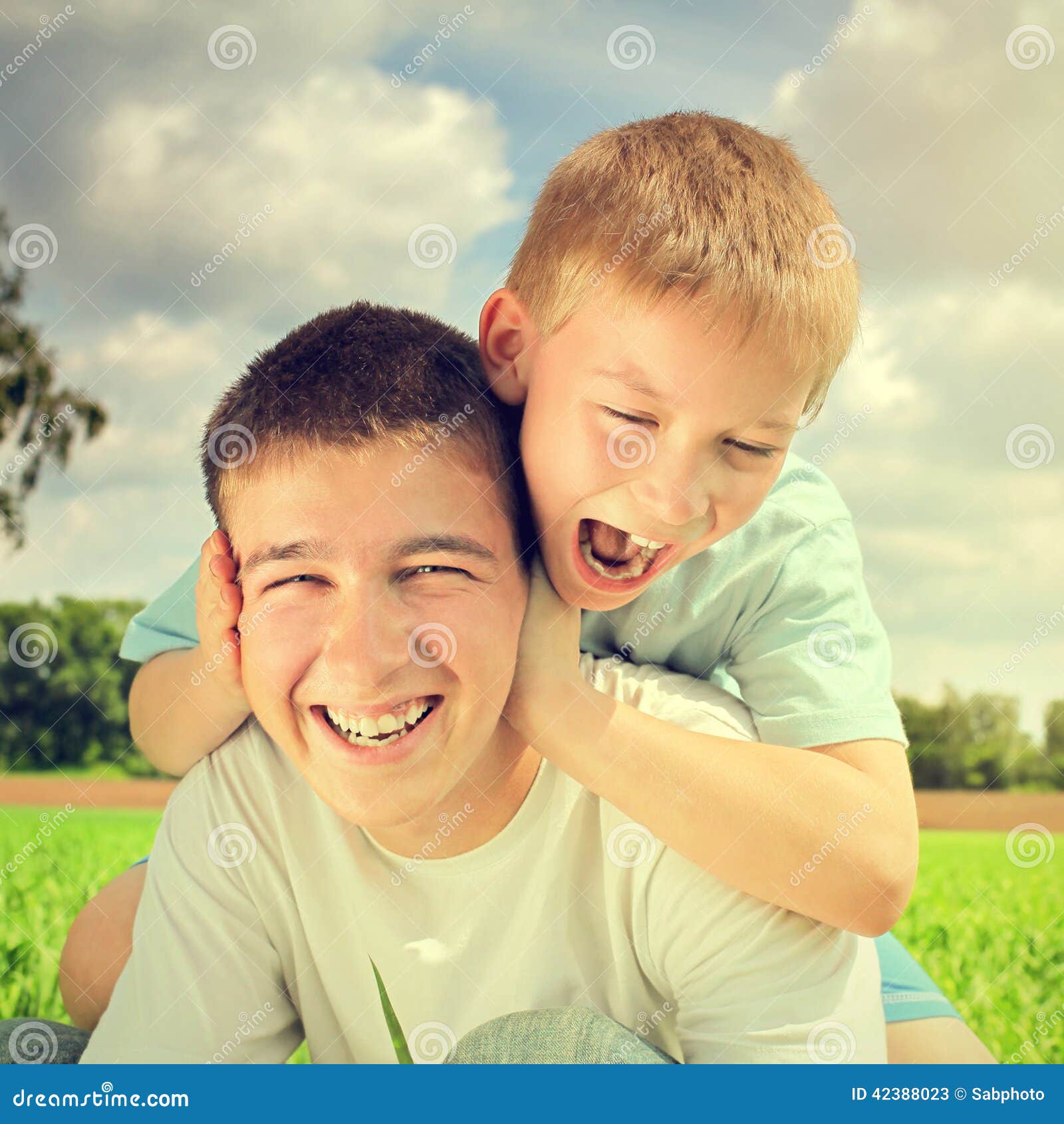Два счастливых брата. Радостные братья. Счастливые братья фото. 3 Воспитанных счастливых брата. Картинка лицо брата радостное.