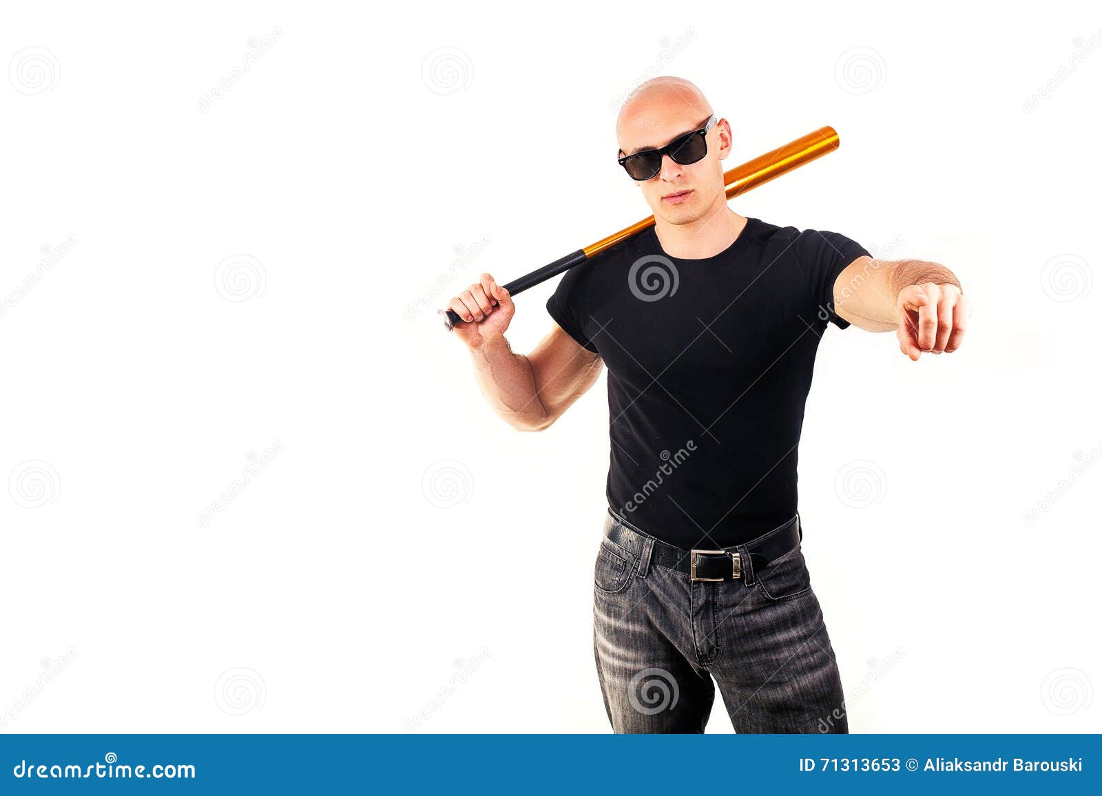 Фотосессия с бейсбольной битой. Чувак с битой. Стоит с битой. Стоит с битой. Фотосессия с битой для парня.