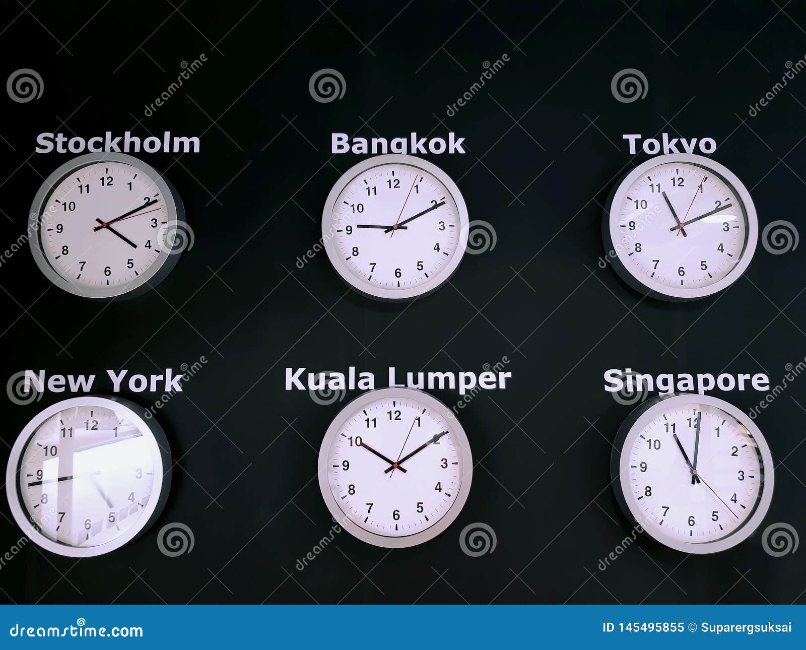 Часы показывающие время разных городов.