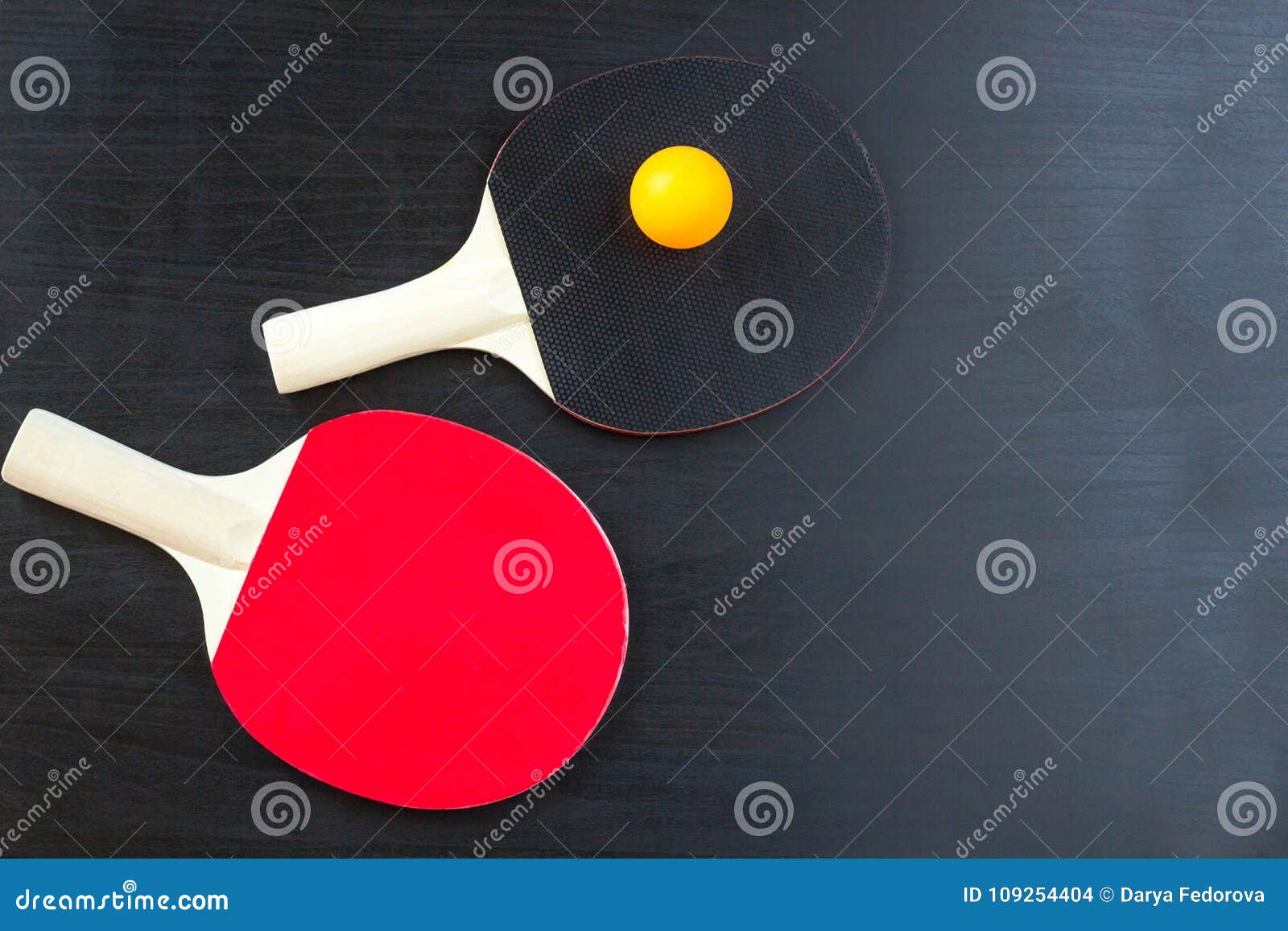 Настольный теннис ракетки и шарики. Ракетки игроков понг Инфинити. Ракетка для настольного тенниса на темном фоне. Ракетка шарик настольный теннис. Ракетки для пинг-понга на стене.