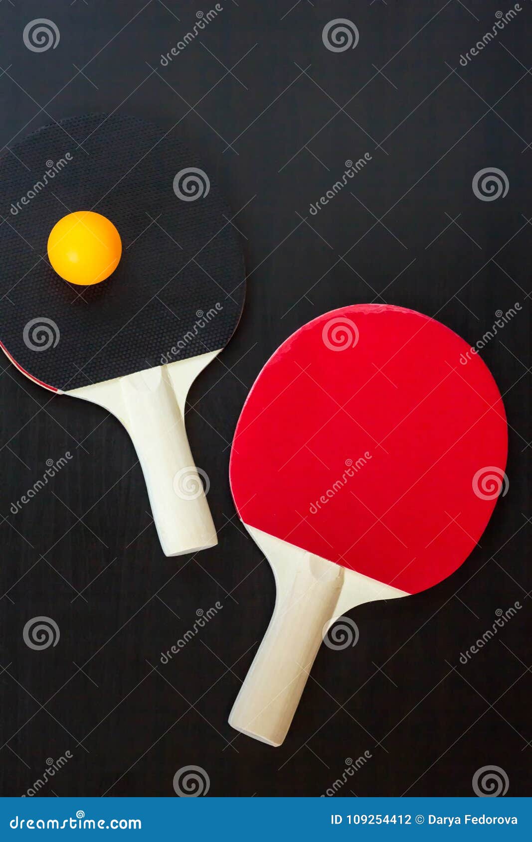 Настольный теннис ракетки и шарики. Пинпонг на 4. Ракетка шарик настольный теннис. Черные ракетки для пинпонга. Две ракетки и мячик настольный теннис.