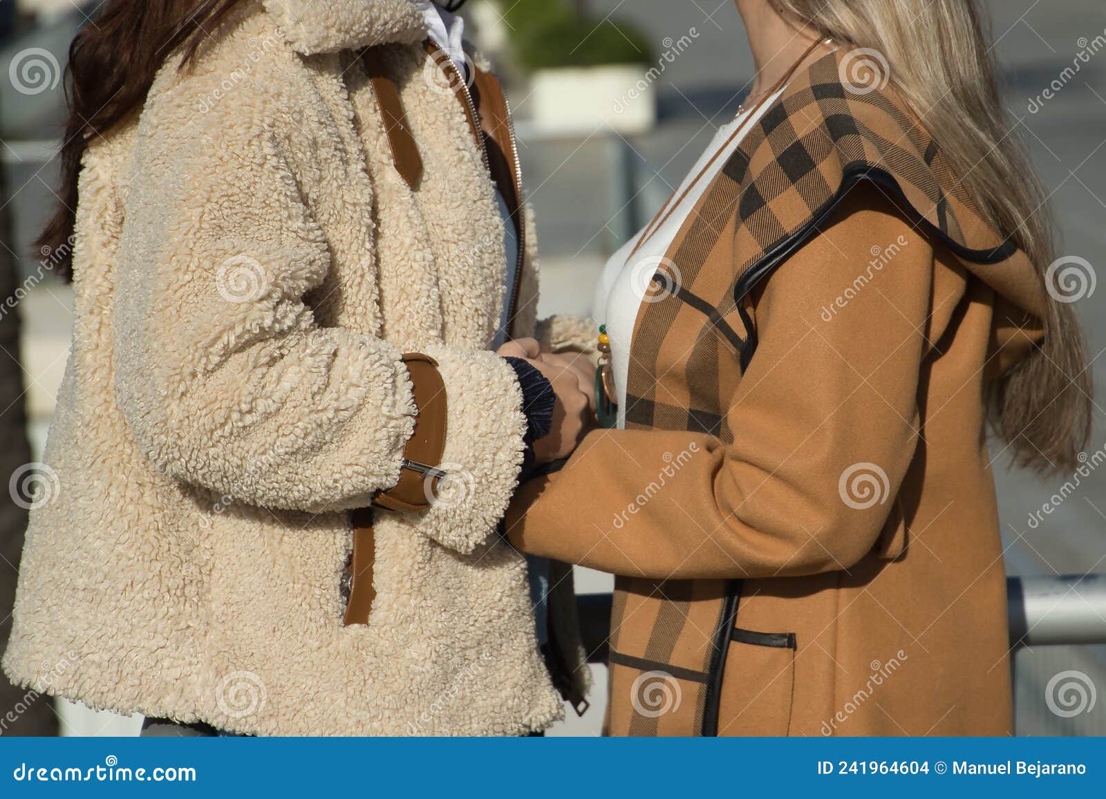 настоящая пара молодых женщин, держащих за руки, смотрящих друг на друга и говорящих в ласковом настроении. концепция Lgtbiq лесби Стоковое Фото - изображение насчитывающей движение, заботить: 241964604