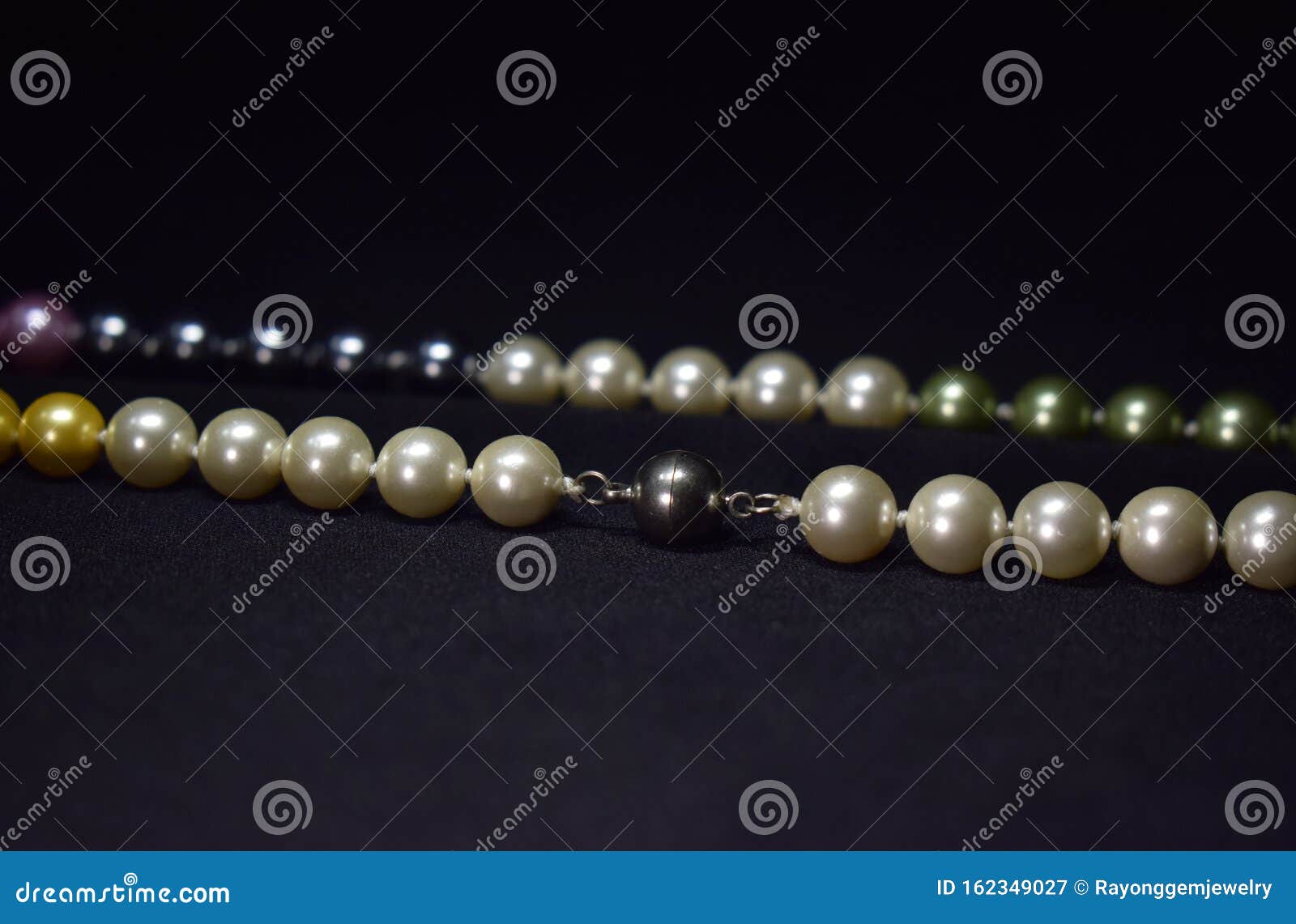 Настоящее жемчужное ожерелье - это натуральная жемчужина, получаемая изракушек, Стоковое Изображение - изображение насчитывающей лазурь, дороге:162349027