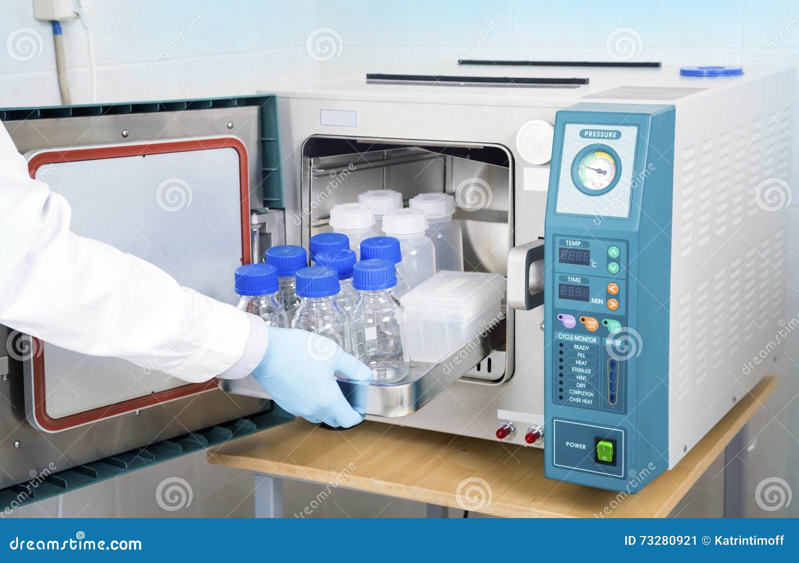 Чашки петри в автоклаве. Стерилизации пробирок. Стерилизация в автоклаве в ветеринарии. Стерилизация чашек петри в автоклаве. Лабораторная посуда и расходные материалы для микробиологии.