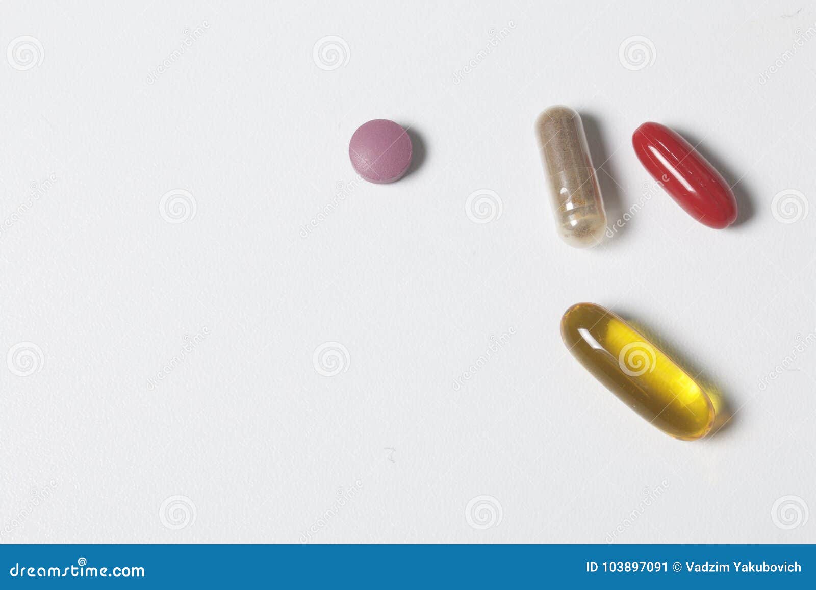 Почему таблетки в капсулах. Лекарства валяются на столе.