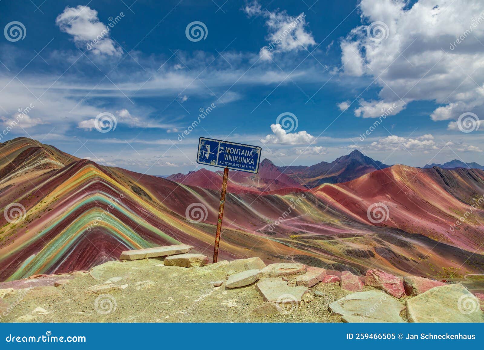 на вершине радужных гор стоит знак высоты и названия горы Стоковое Изображение - изображение насчитывающей цветасто, колорадо: 259466505