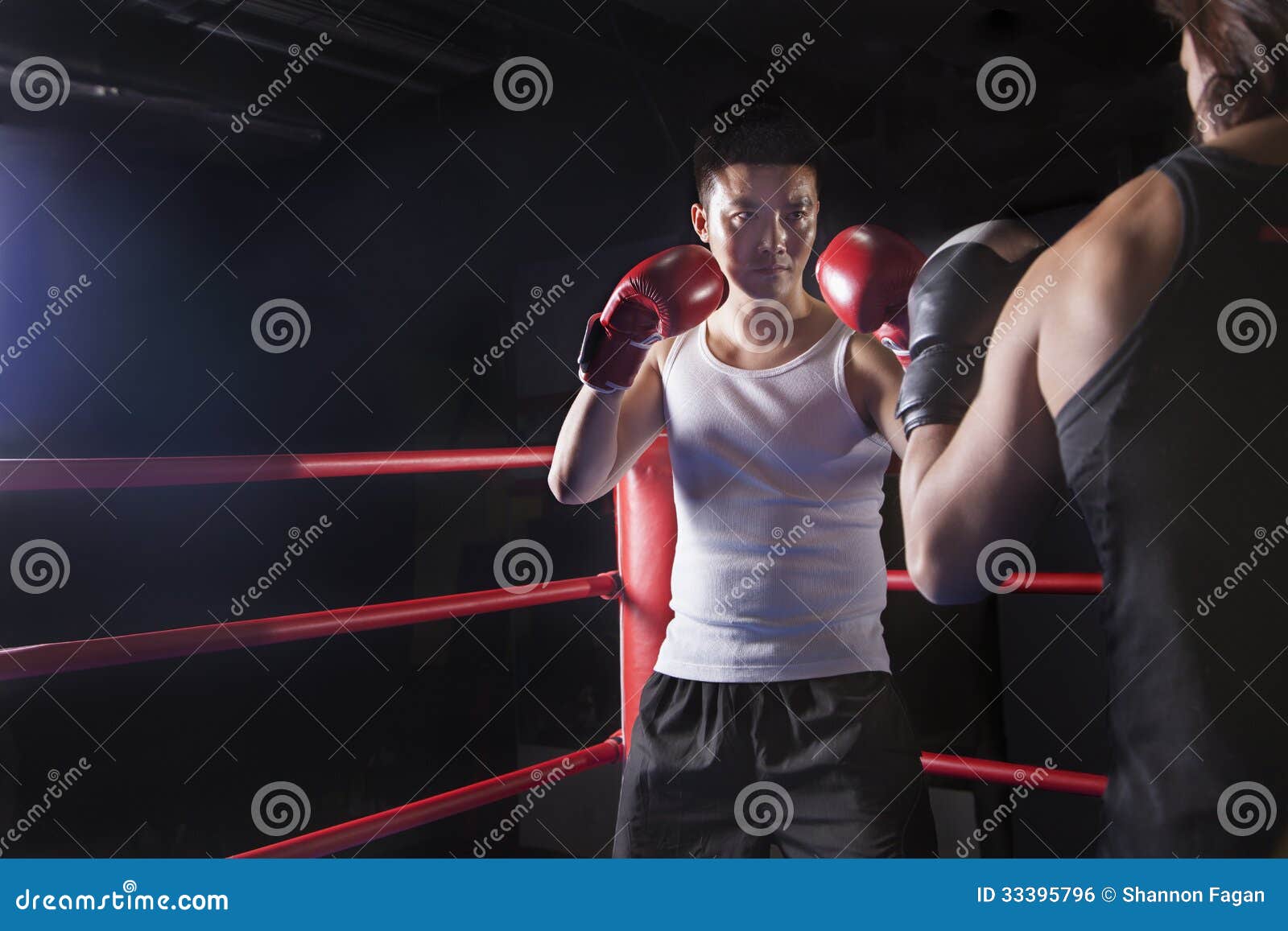 Запретные объятия боксеров на ринге. Бокс в Китае. Боксеры на ринге профессиональное фото. Сколько получают боксеры.
