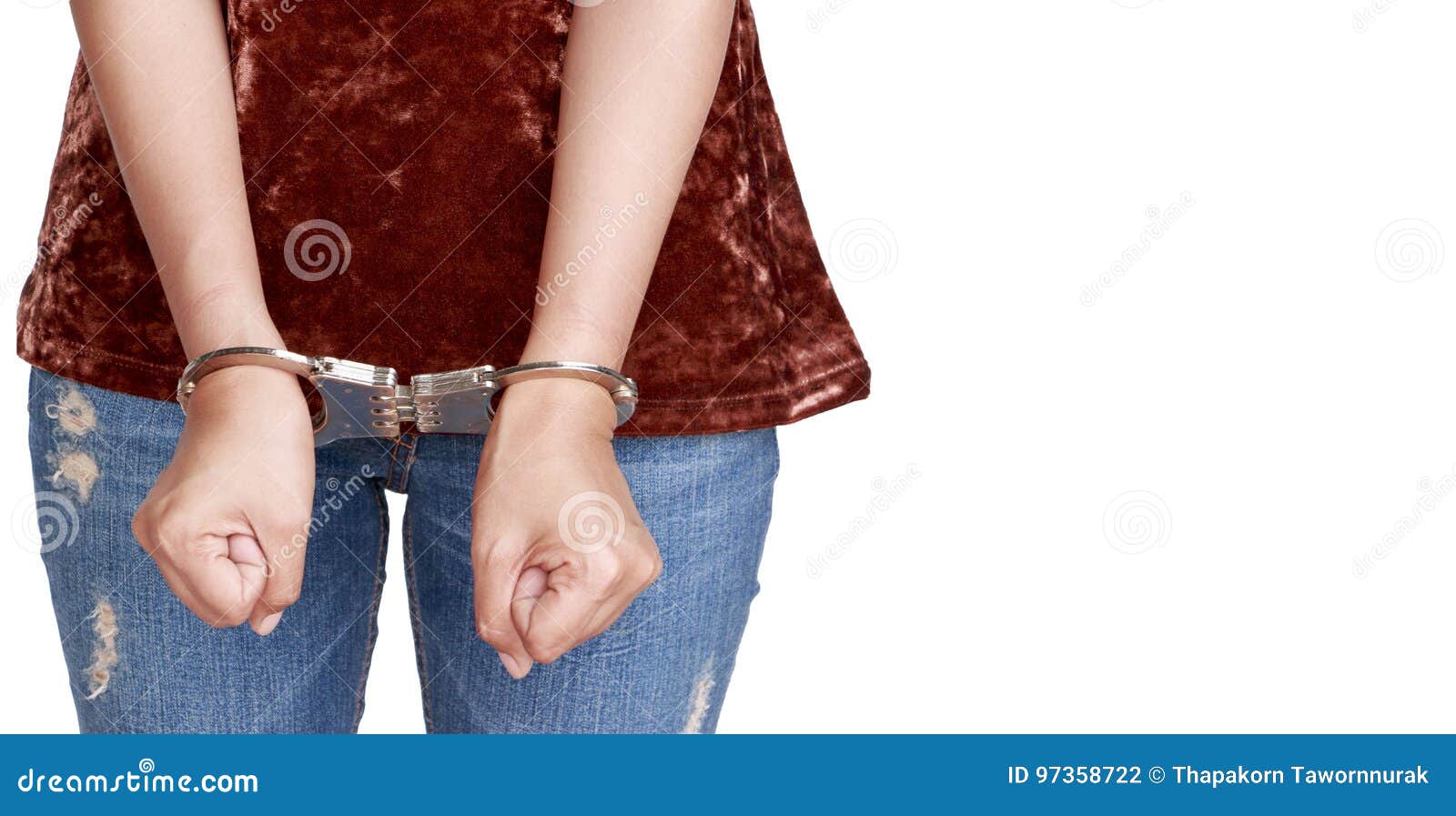 Девочка в наручниках