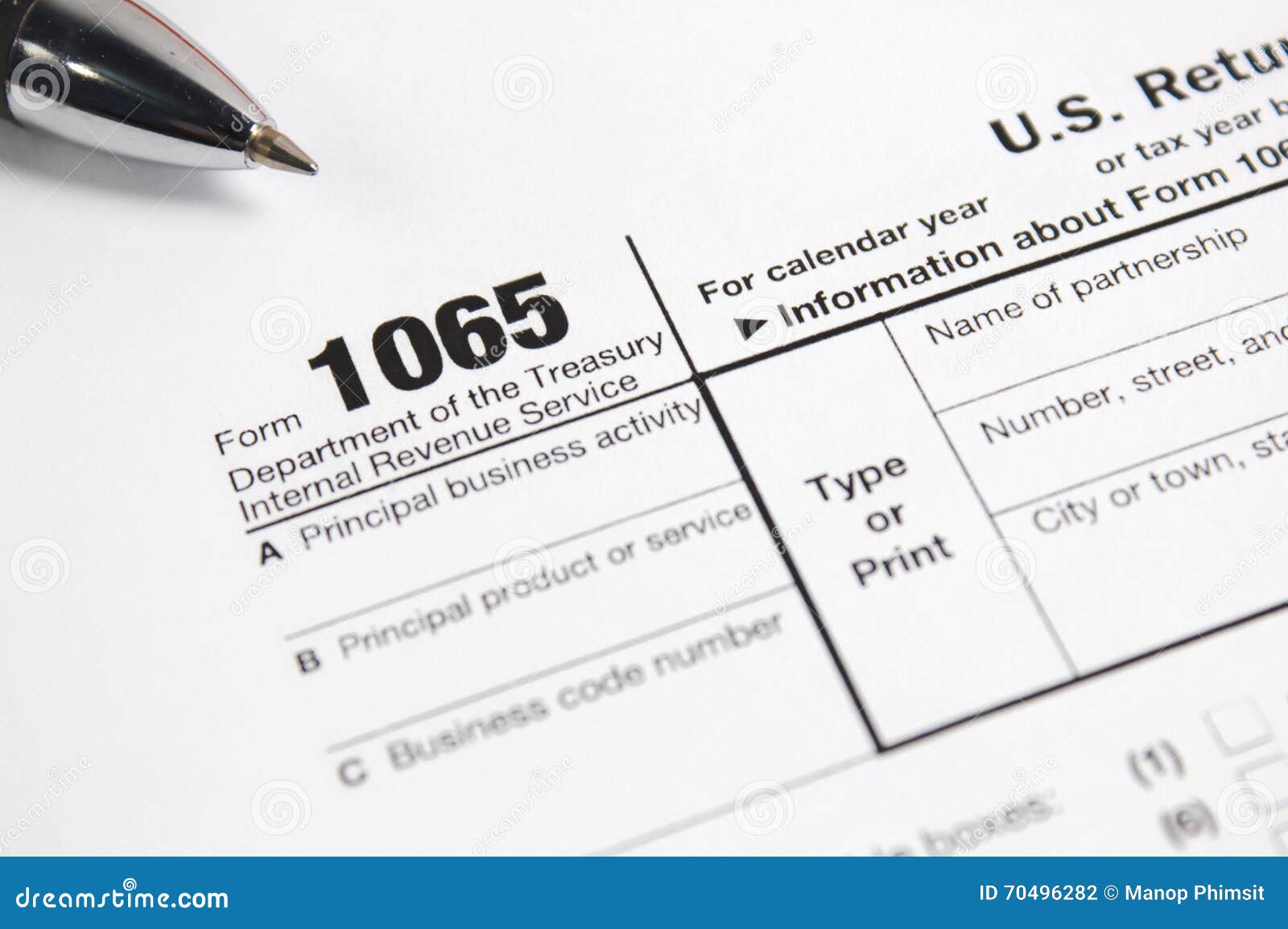 Налоговая форма 1065 США и ручка на таблице/концепции обложения