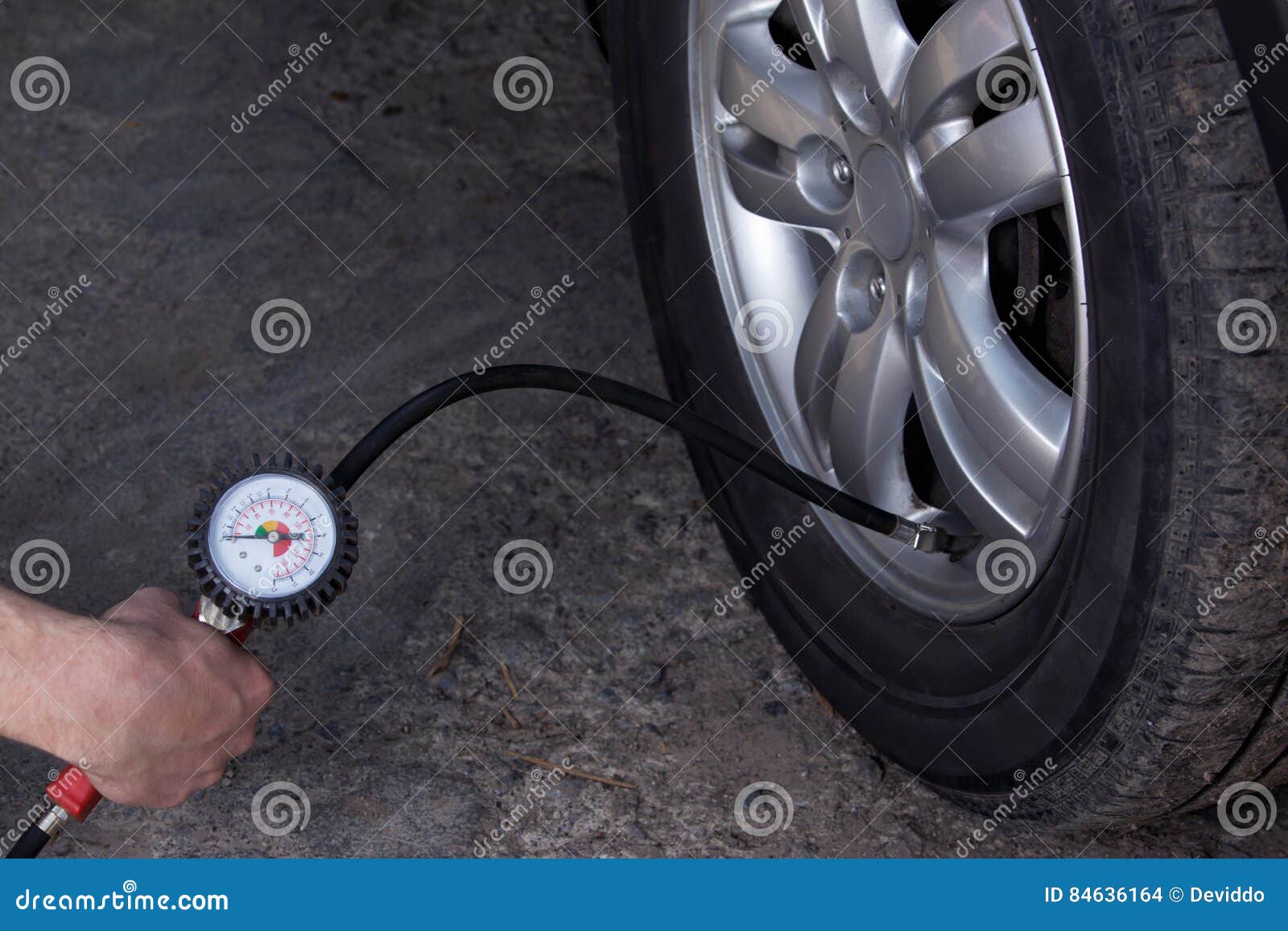 Накачать колесо видео. Замерзла для надувки колеса. Можно ли выхлопными газами накачать колесо. Накачать колесо машины компрессором ночь зима.