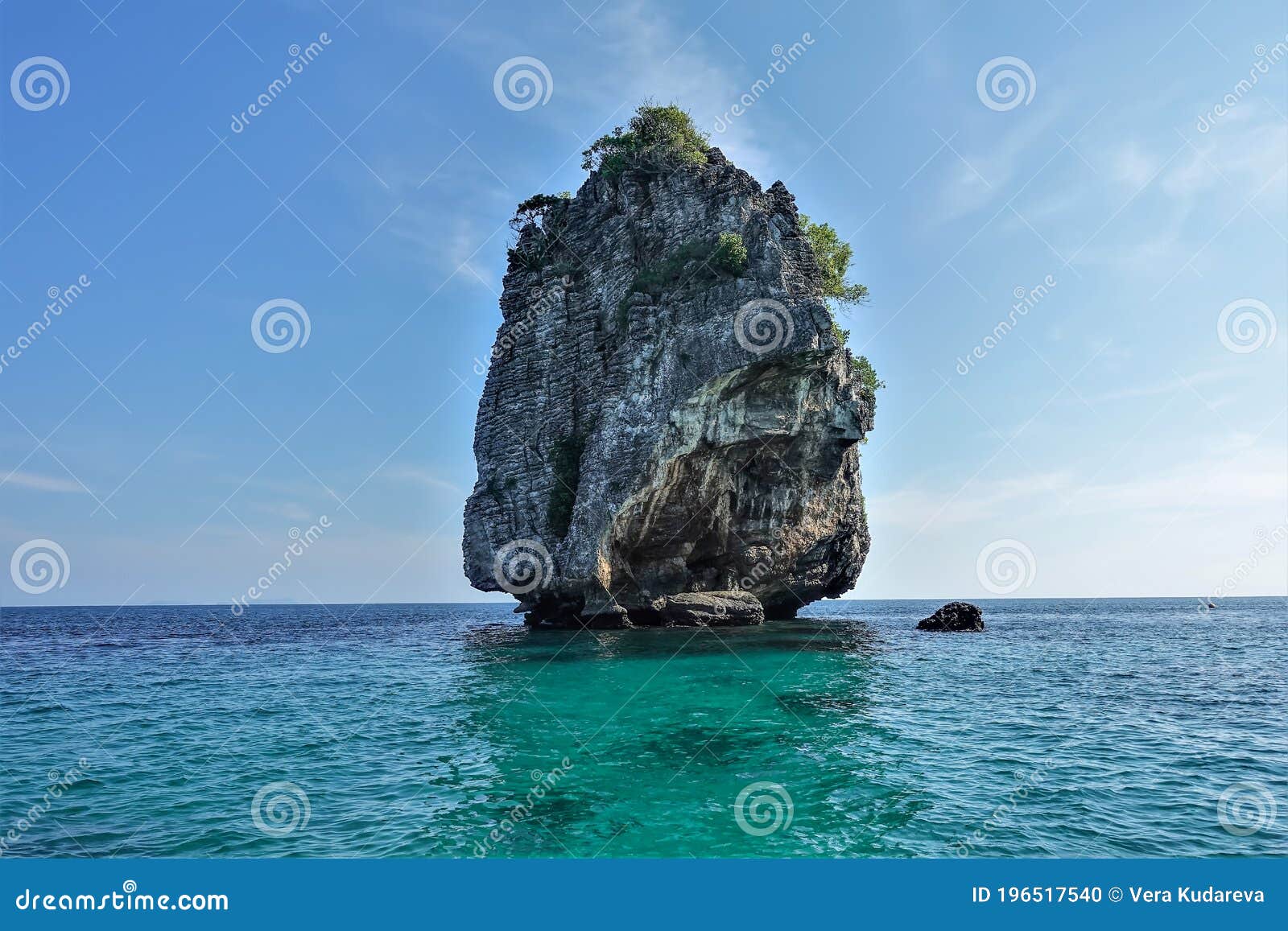Небольшой необитаемый остров в андаманское море на фоне голубого неба..  Стоковое Фото - изображение насчитывающей наклон, цветасто: 196517540