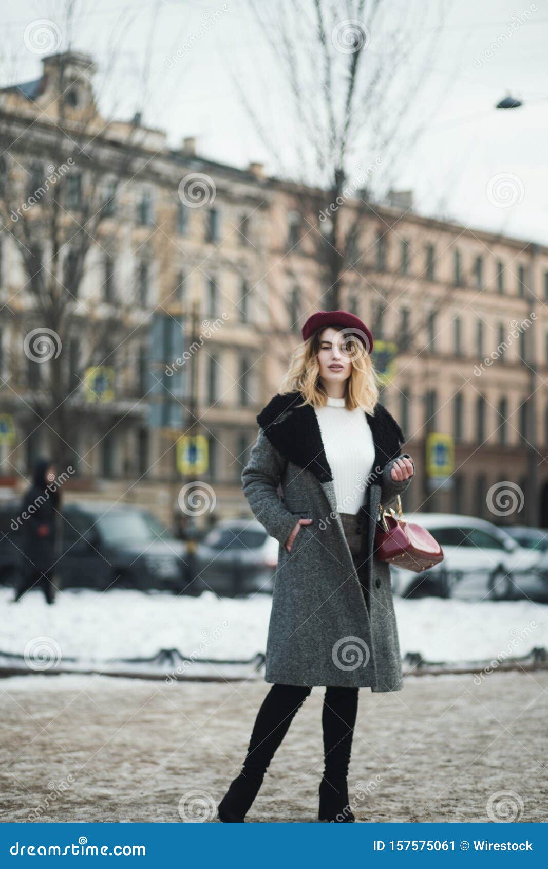 Небольшой фокус вертикальный снимок привлекательной блондинки в зимней одежде, позирующей на улице Стоковое Изображение - изображение насчитывающей девушка, падение: 157575061
